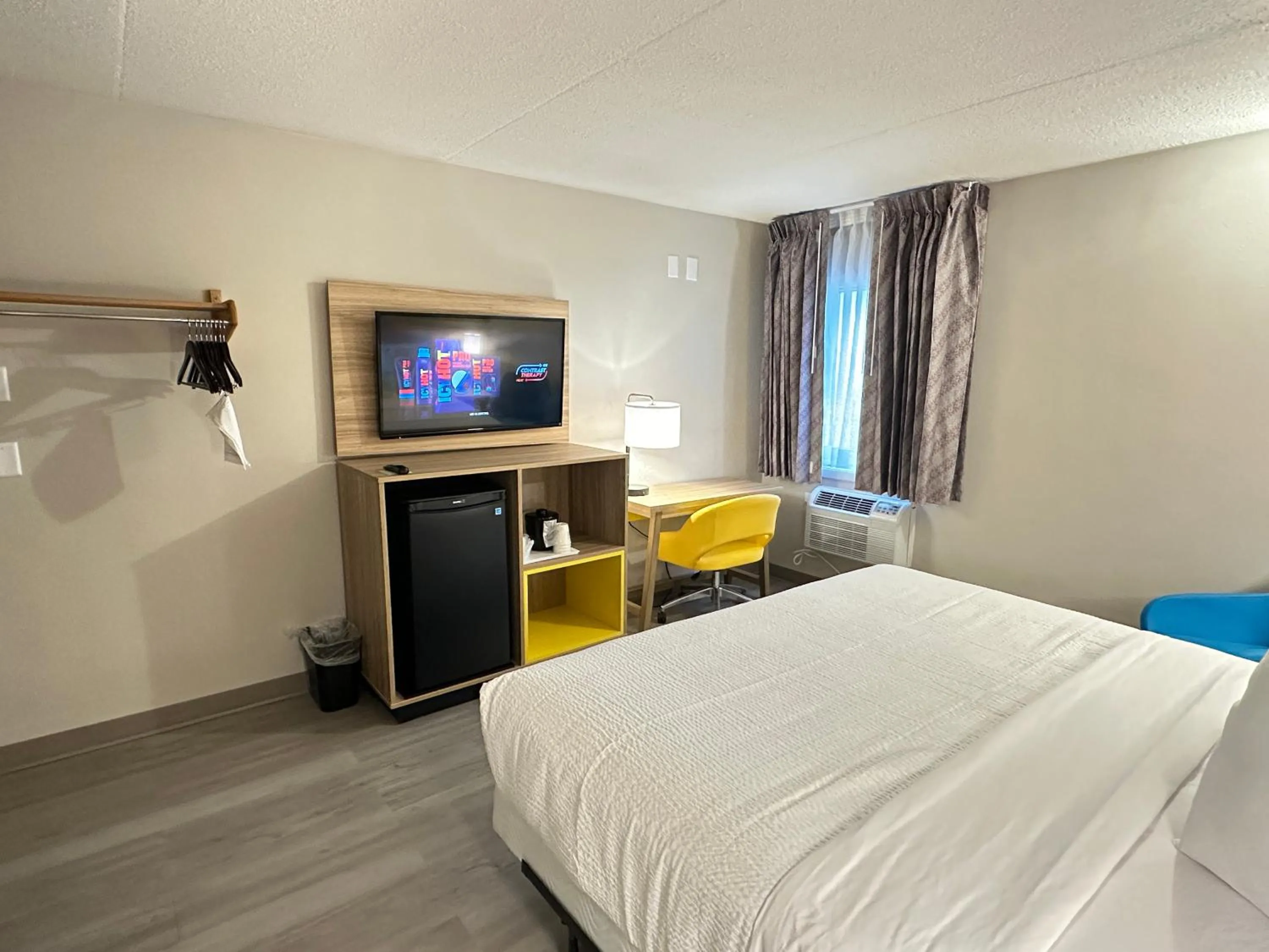 acessibility, Bed in Days Inn by Wyndham Mandan Bismarck Area