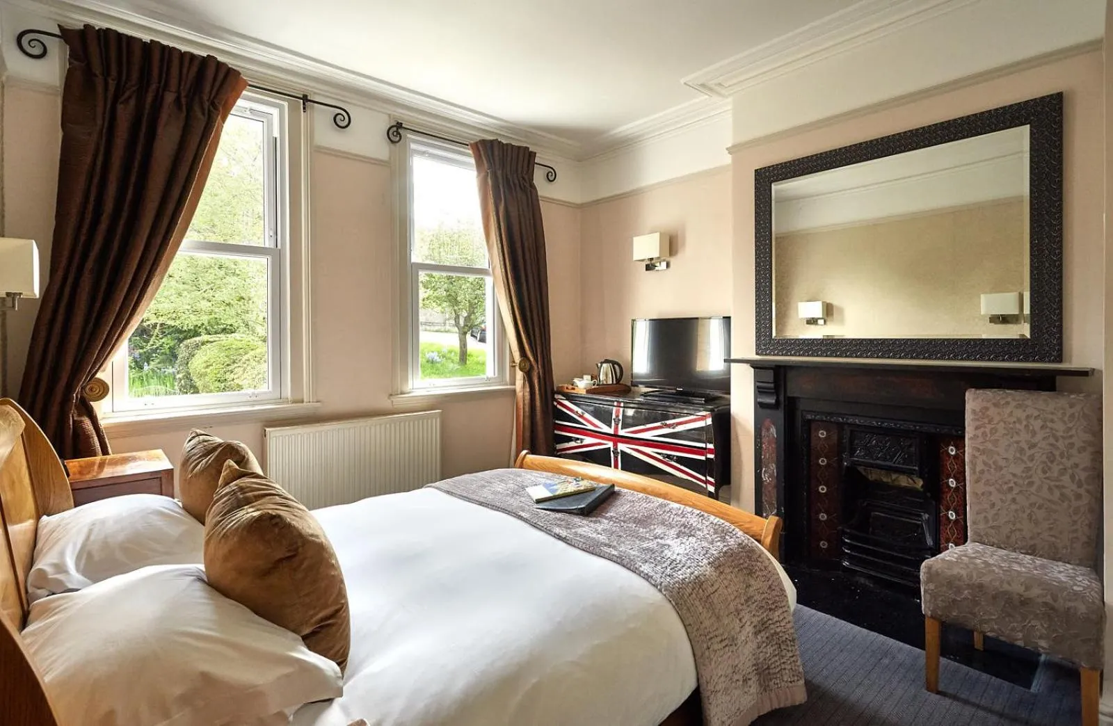 Photo of the whole room, Bed in Dorian House Boutique B&B - Free Parking!