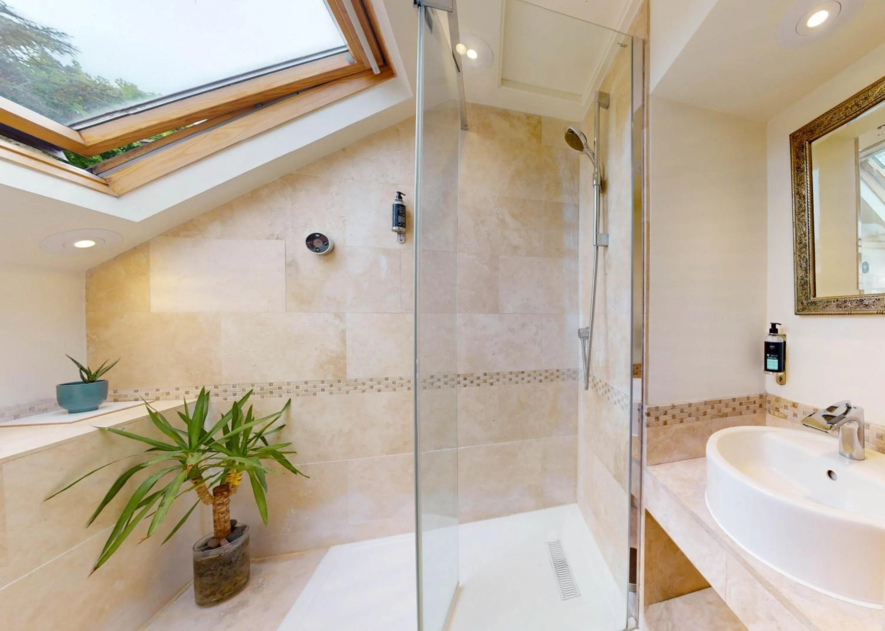 Dorian House Boutique B&B - Free Parking!