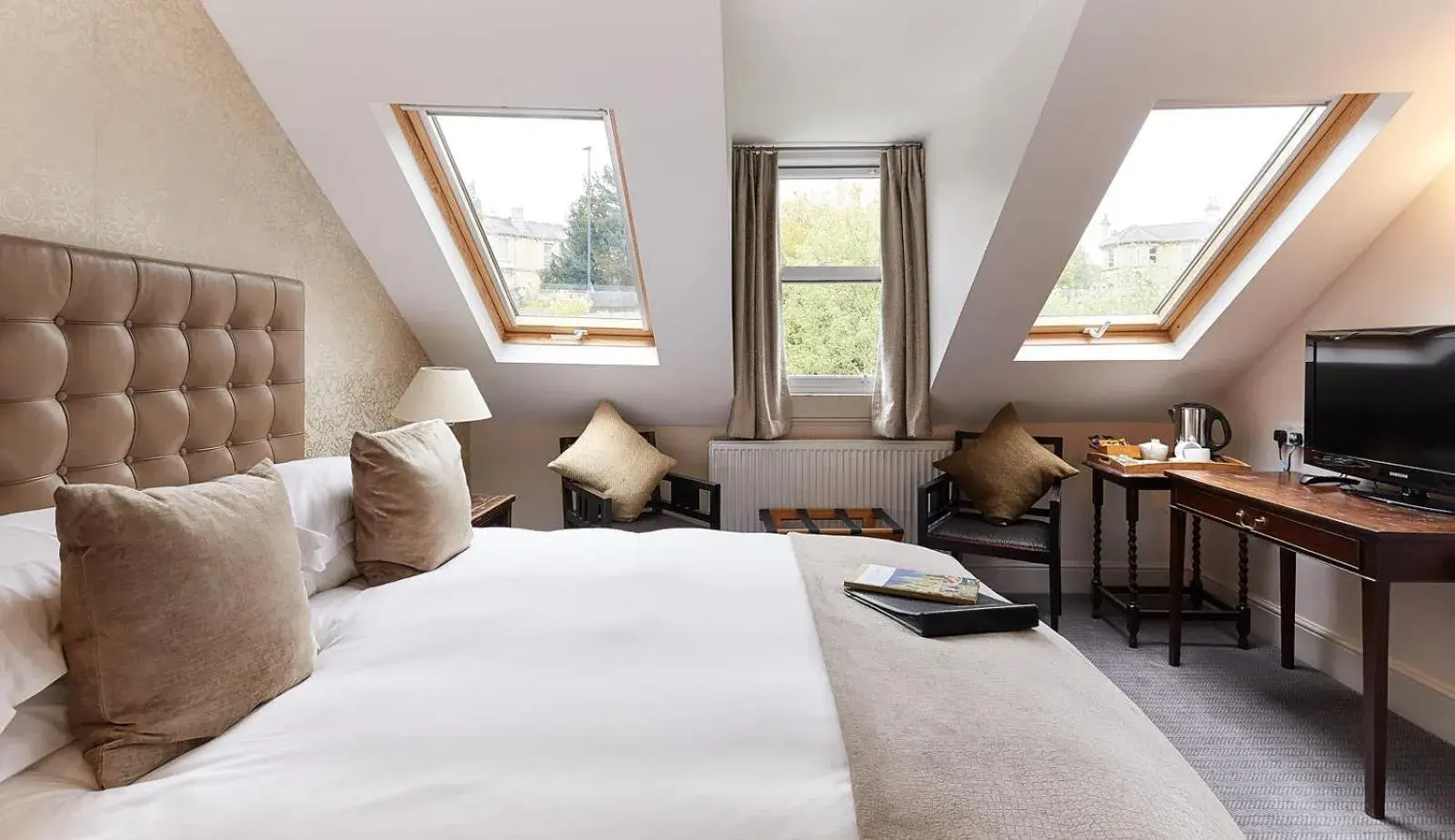 Standard King Room in Dorian House Boutique B&B - Free Parking! Standard King Room in Dorian House Boutique B&B - Free Parking!