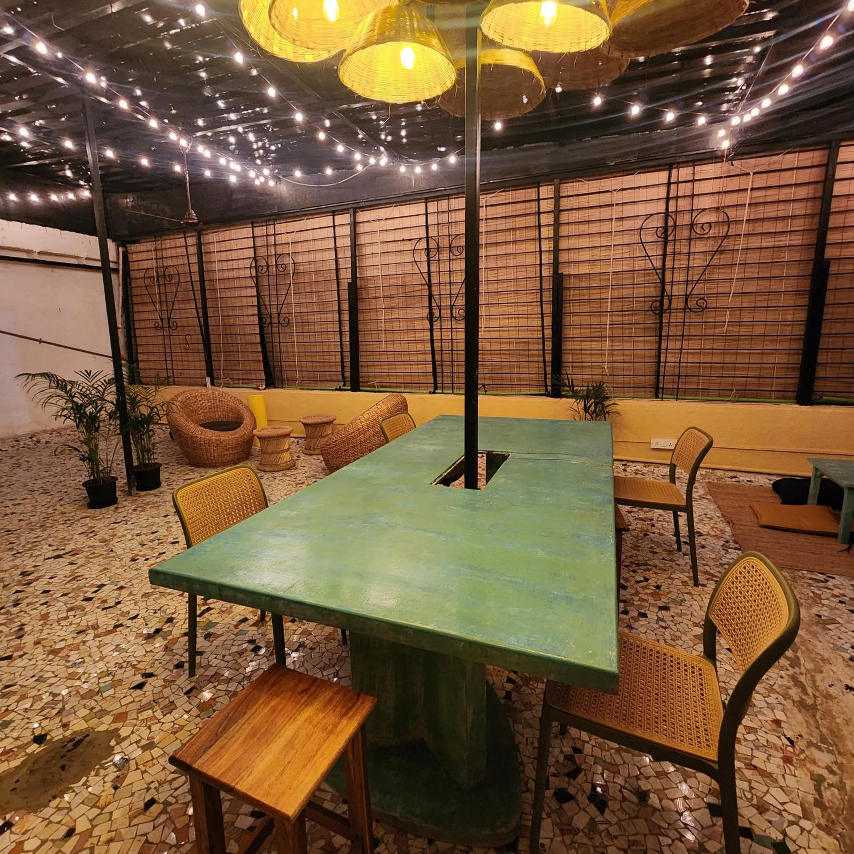 Communal lounge/ TV room in Hammock Hostels - Bandra