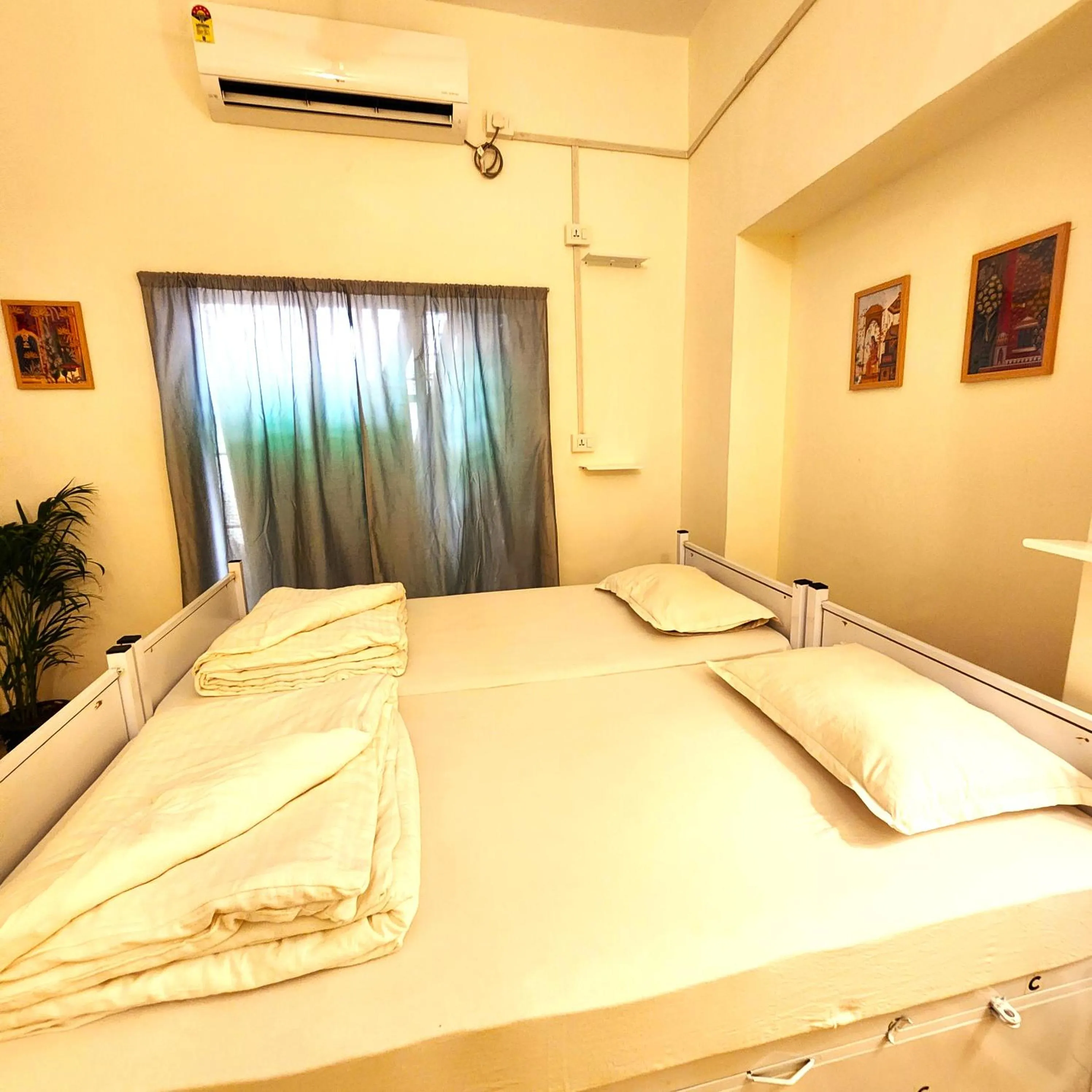 Photo of the whole room, Bed in Hammock Hostels - Bandra