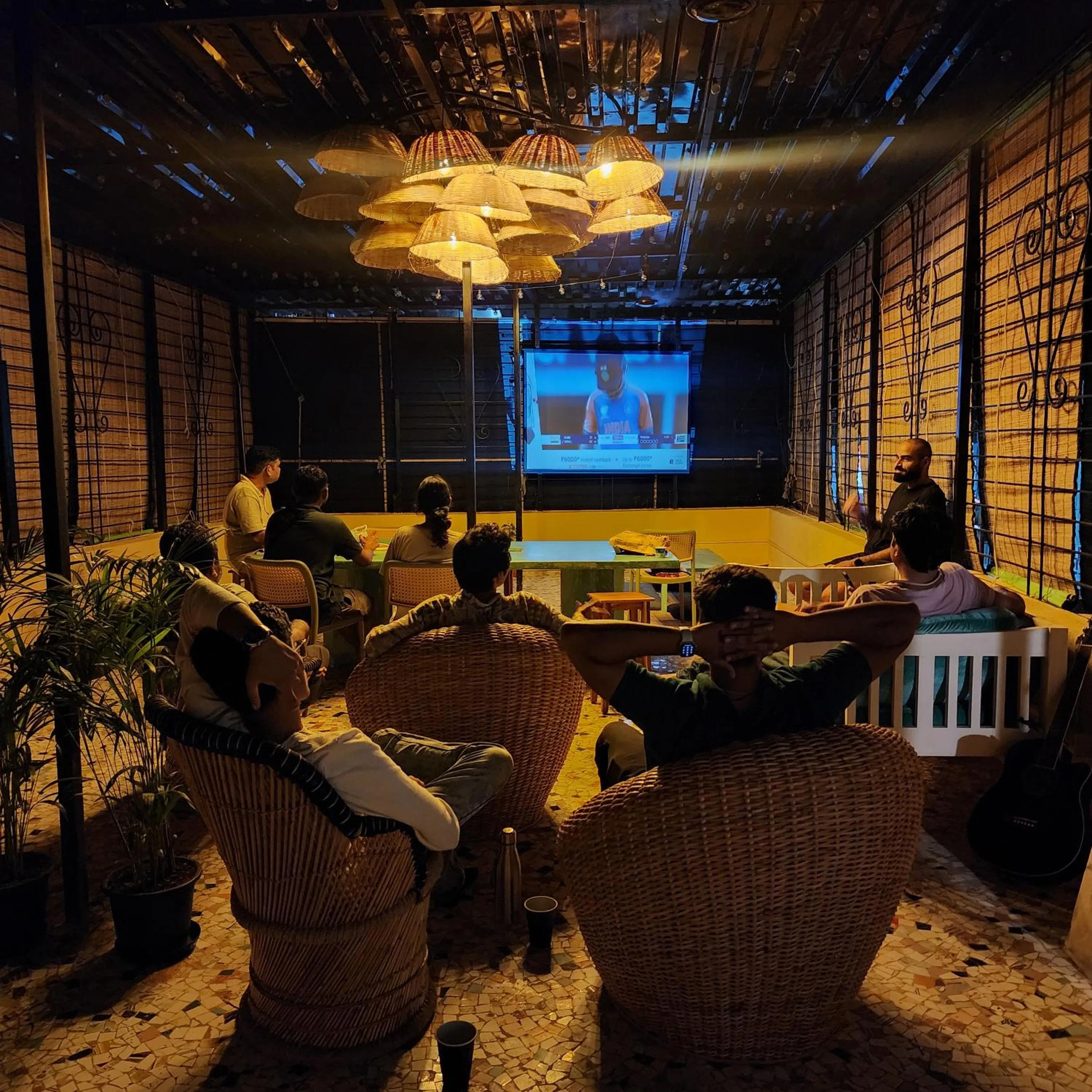 Communal lounge/ TV room in Hammock Hostels - Bandra