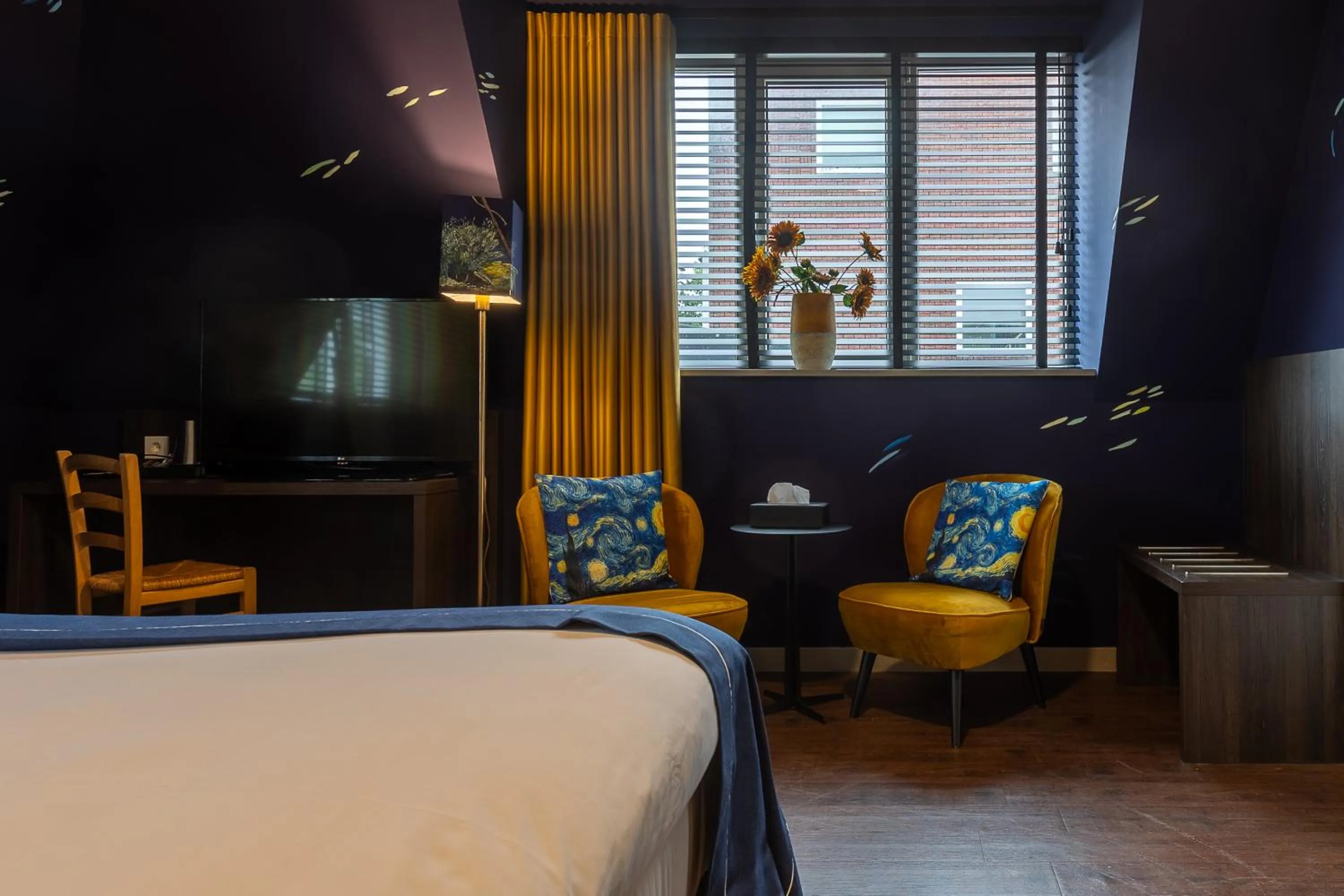 Seating area, Bed in City Hotel de Jonge