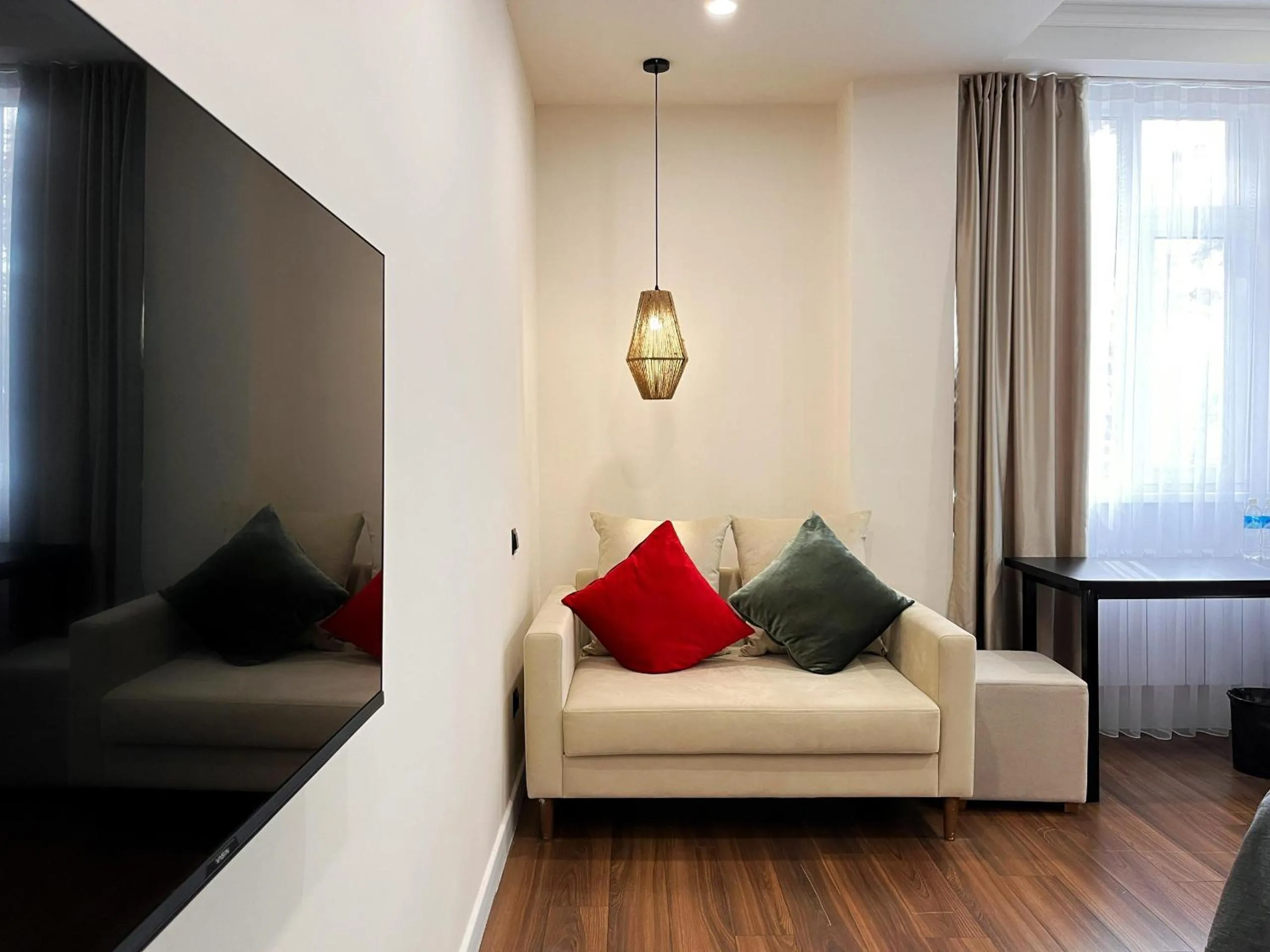 Photo of the whole room in Akjola