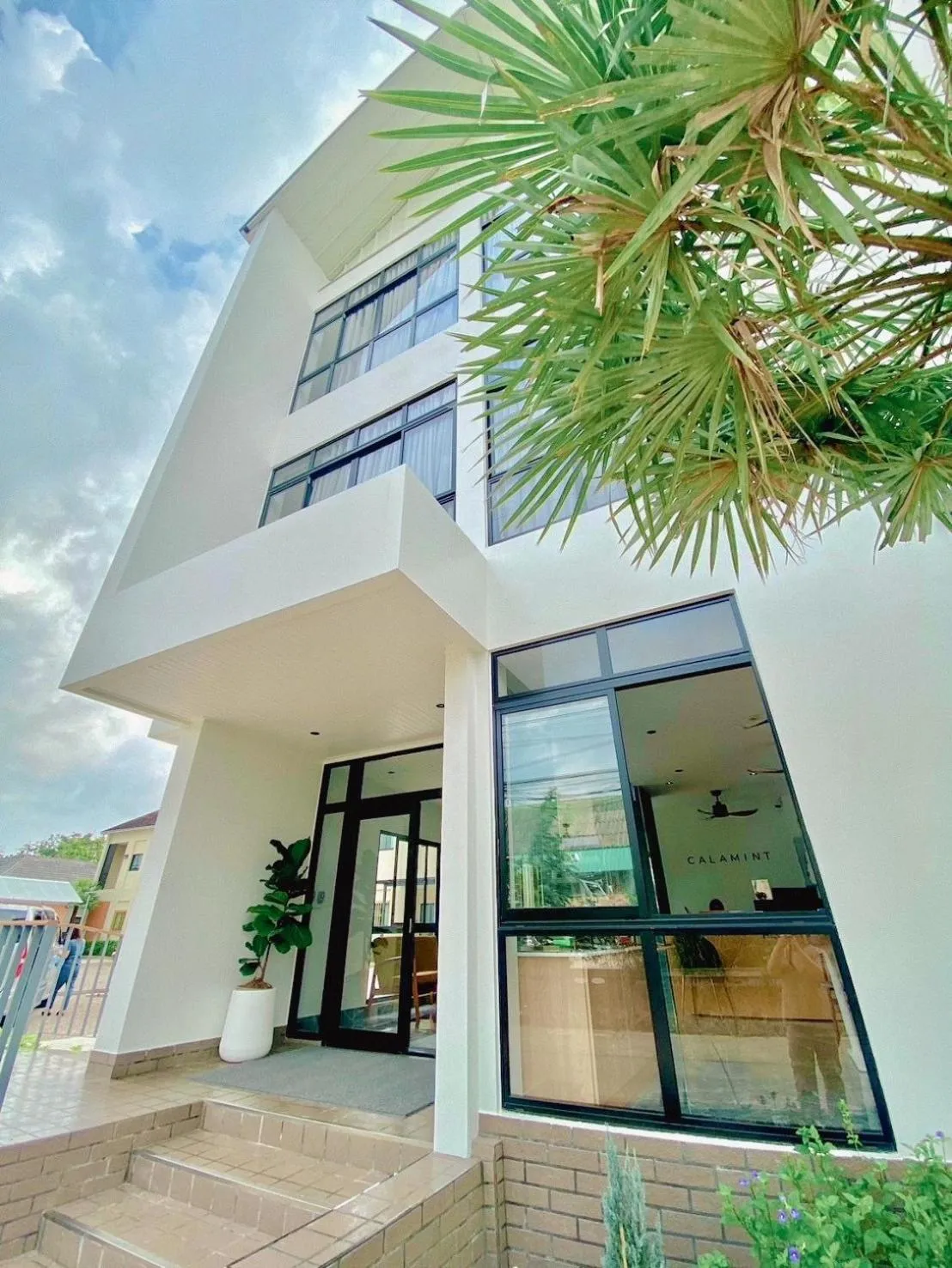 Property building in Calamint Residence Hotel ( คาลามิ้นท์)