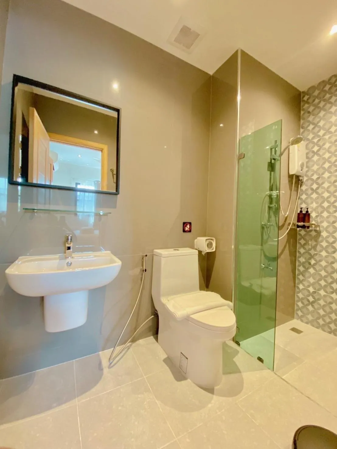 Shower in Calamint Residence Hotel ( คาลามิ้นท์)