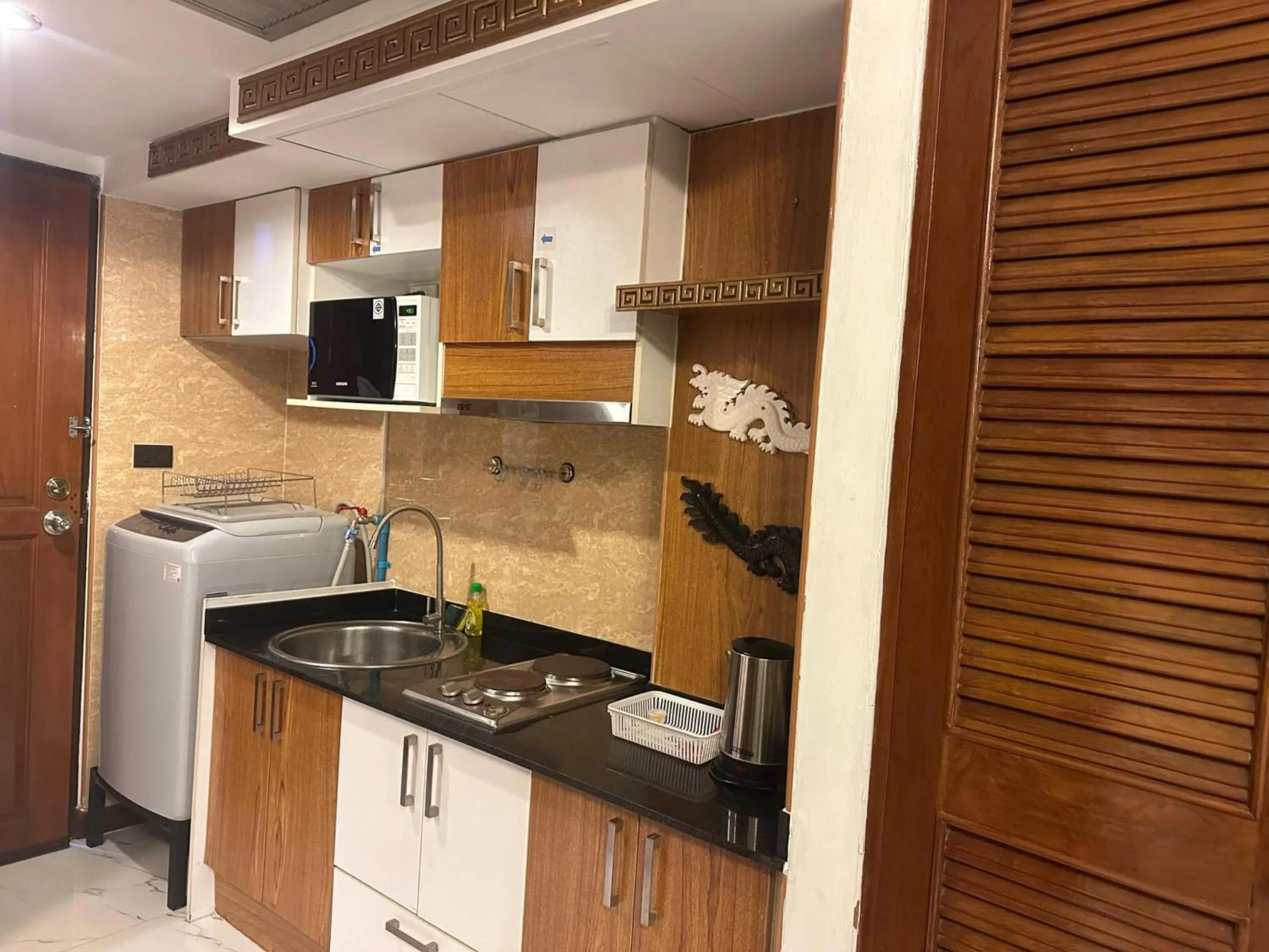 microwave in Omni Tower Sukhumvit Soi 4 Direct Rooms