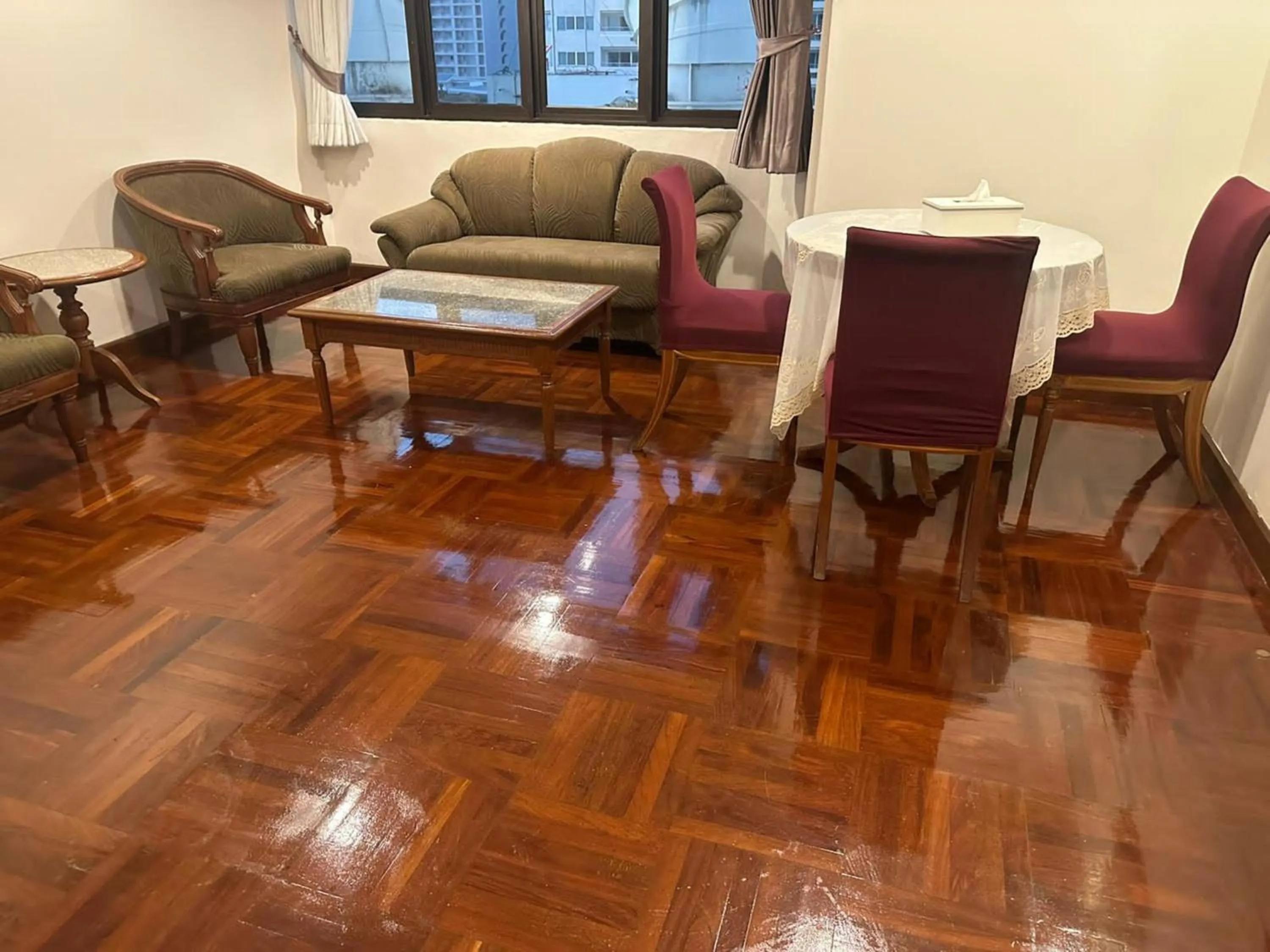 Living room in Omni Tower Sukhumvit Soi 4 Direct Rooms