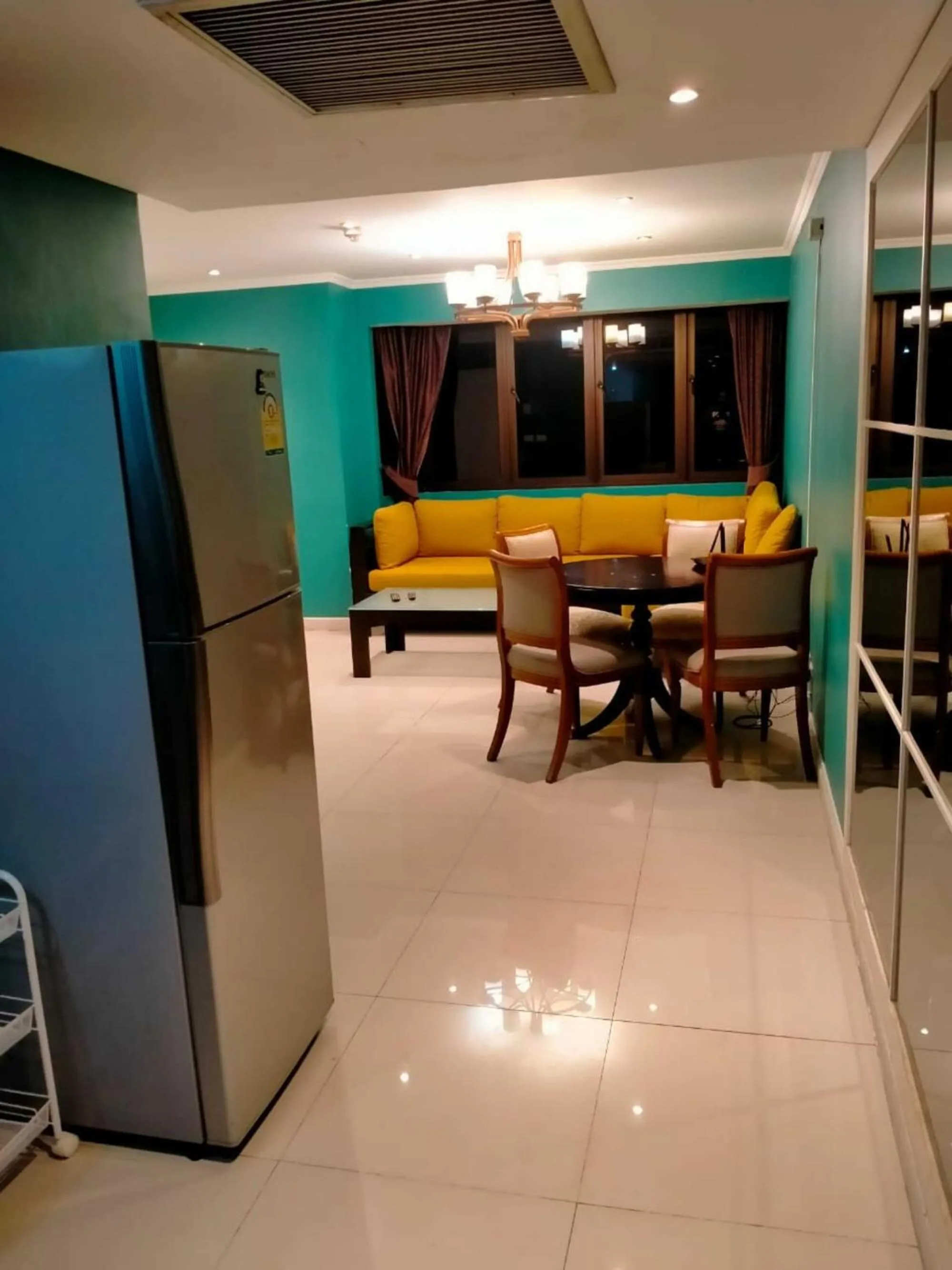 Living room in Omni Tower Sukhumvit Soi 4 Direct Rooms