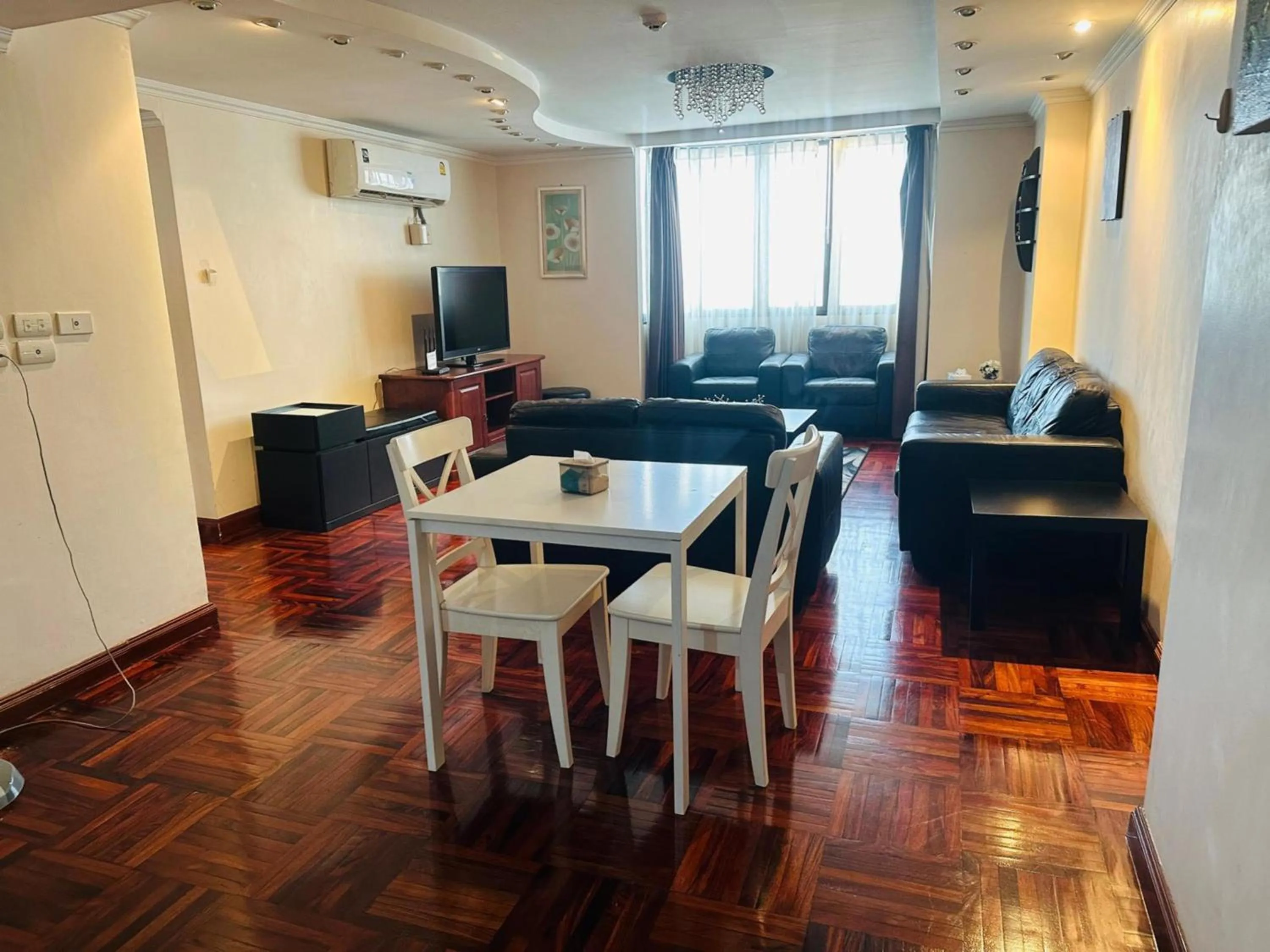 Living room in Omni Tower Sukhumvit Soi 4 Direct Rooms