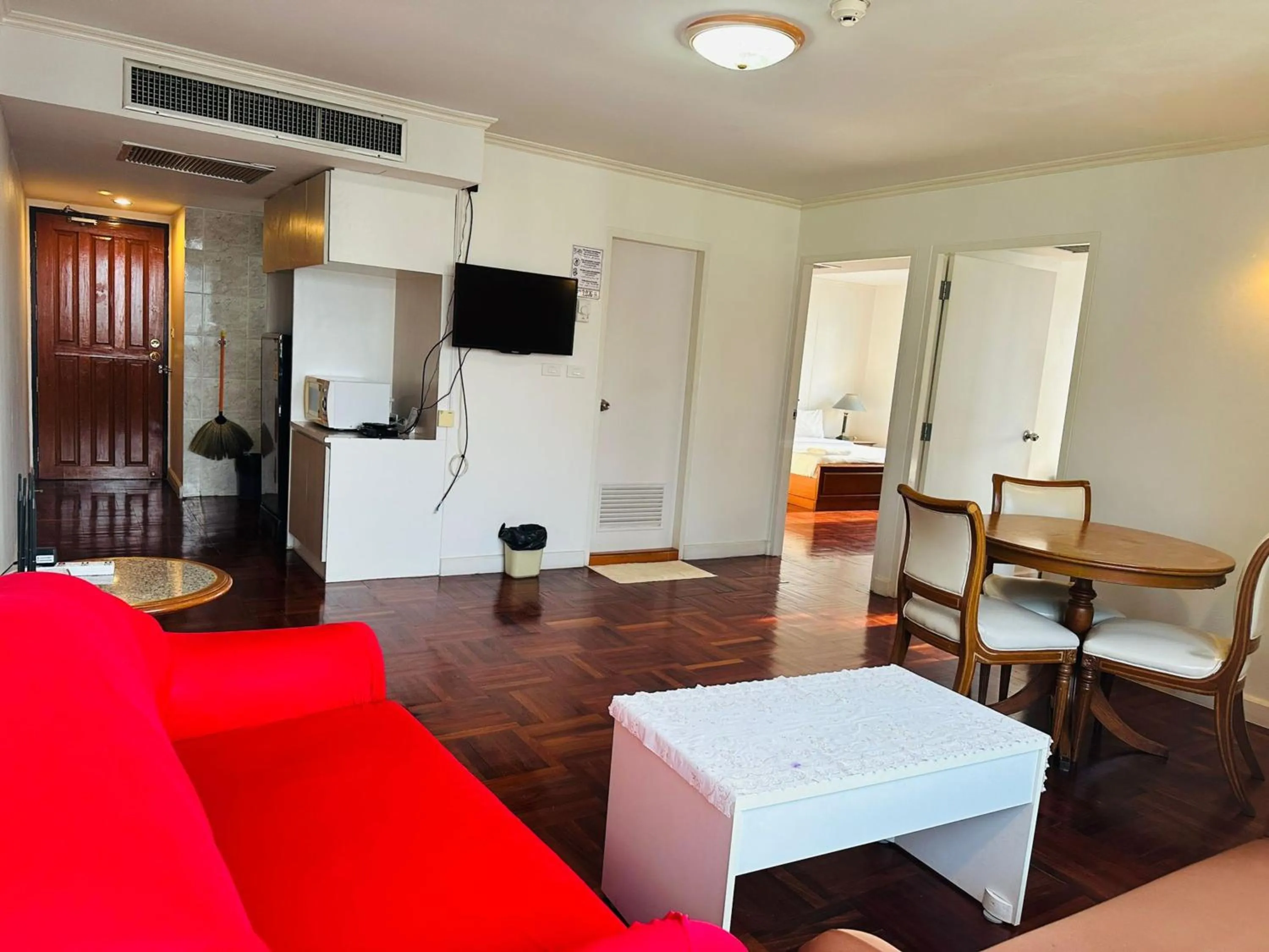 Living room in Omni Tower Sukhumvit Soi 4 Direct Rooms