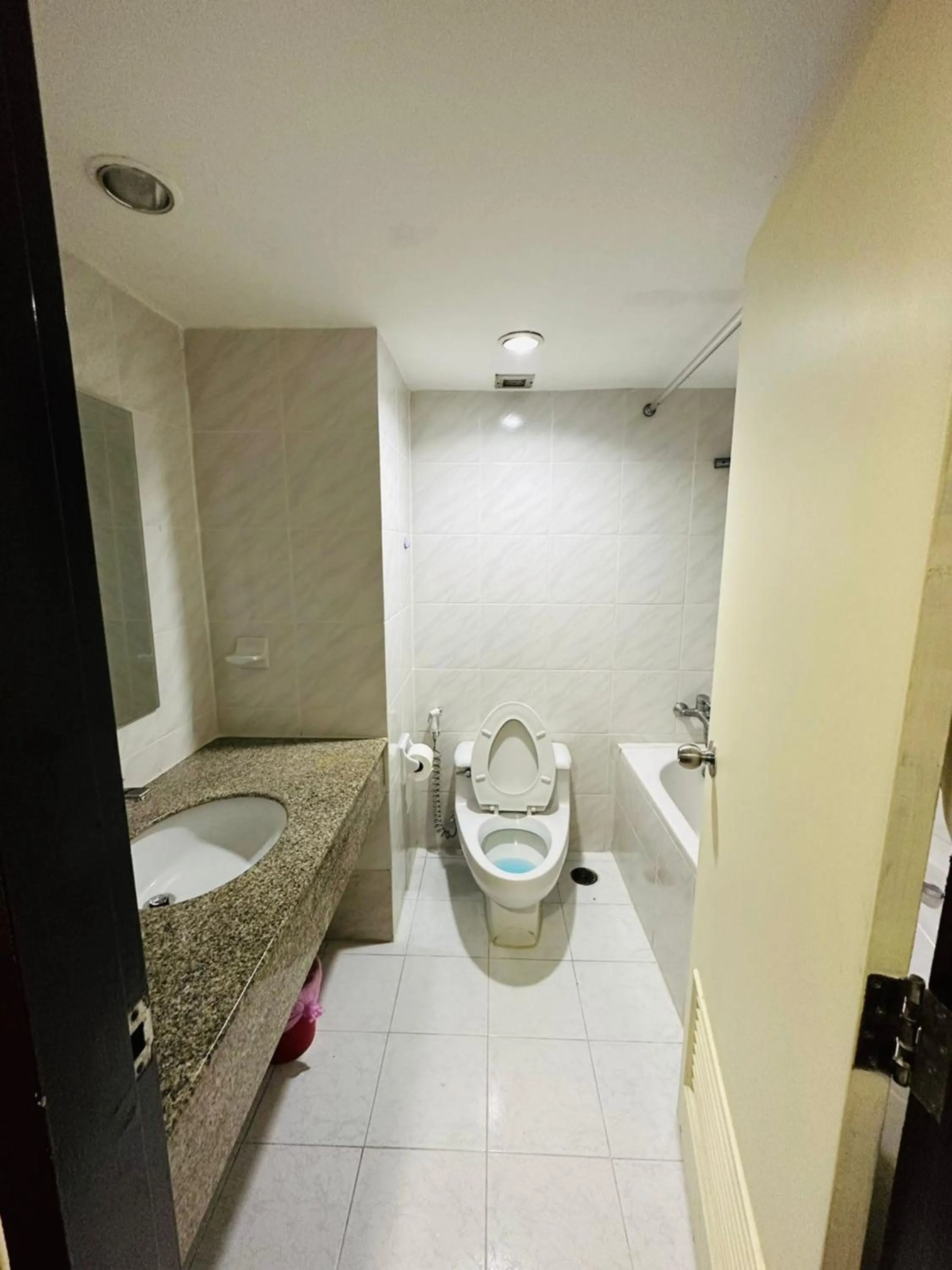 Bathroom in Omni Tower Sukhumvit Soi 4 Direct Rooms