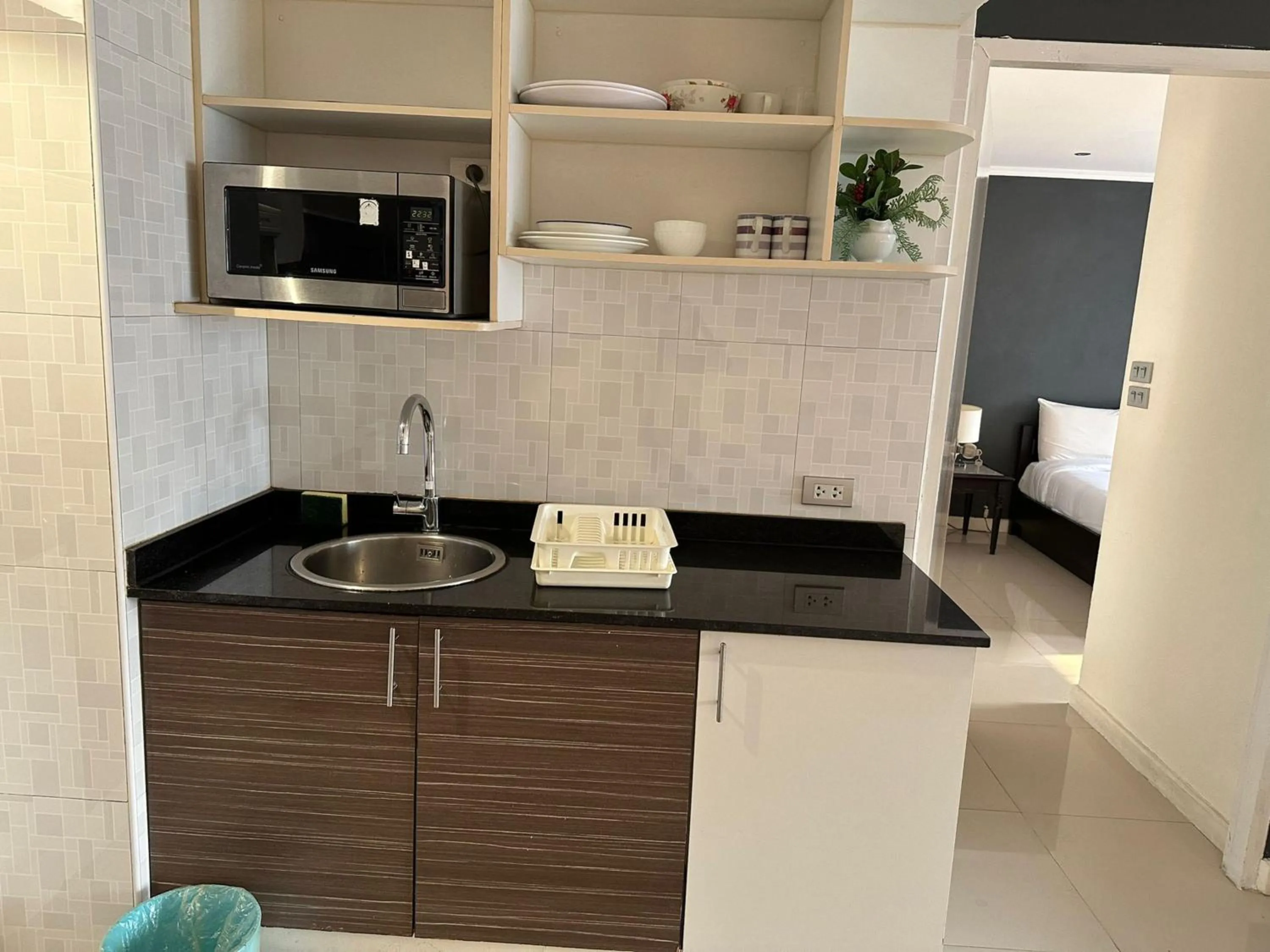 Kitchen or kitchenette in Omni Tower Sukhumvit Soi 4 Direct Rooms