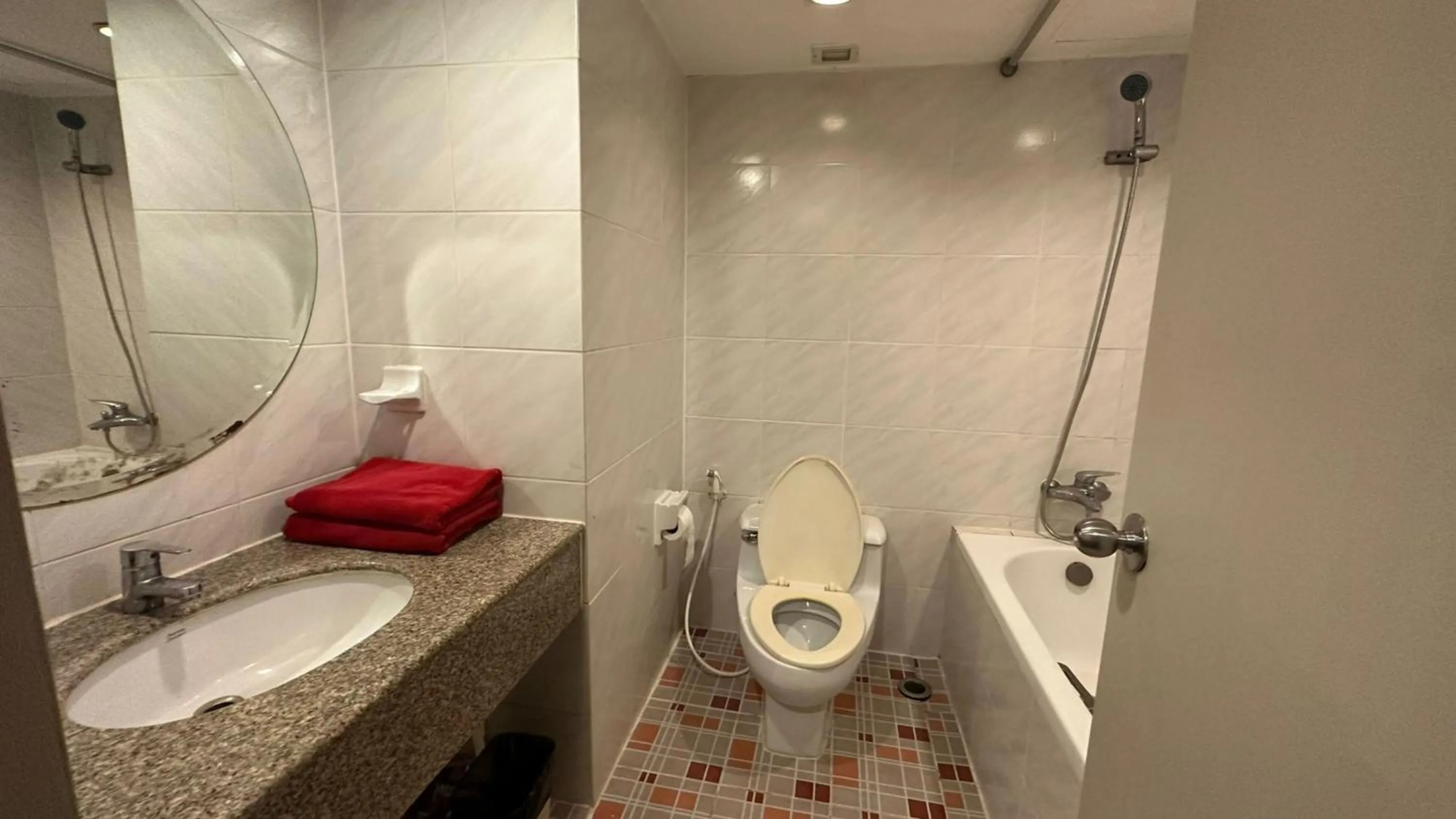 Bathroom in Omni Tower Sukhumvit Soi 4 Direct Rooms