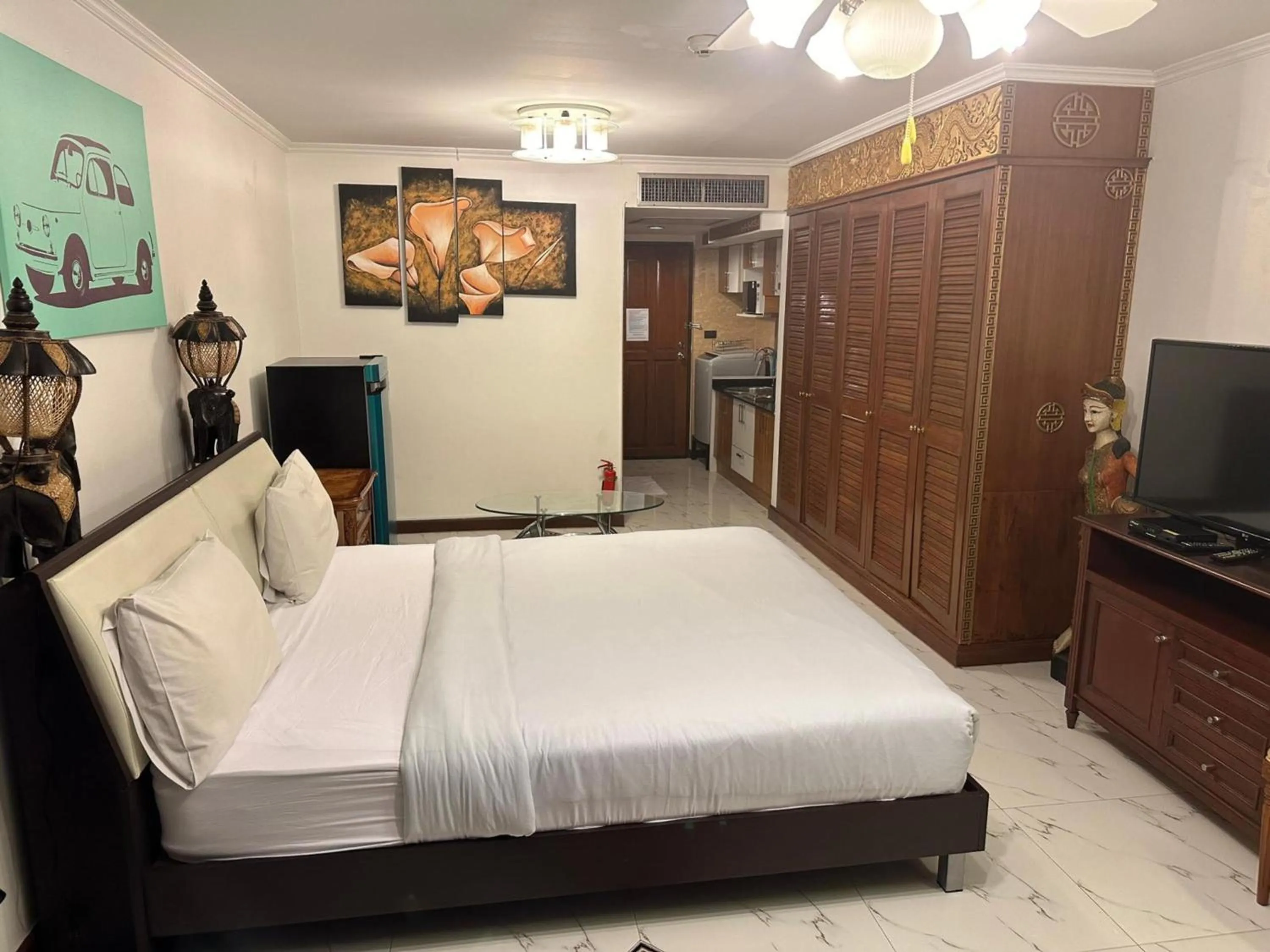 Bedroom, Bed in Omni Tower Sukhumvit Soi 4 Direct Rooms