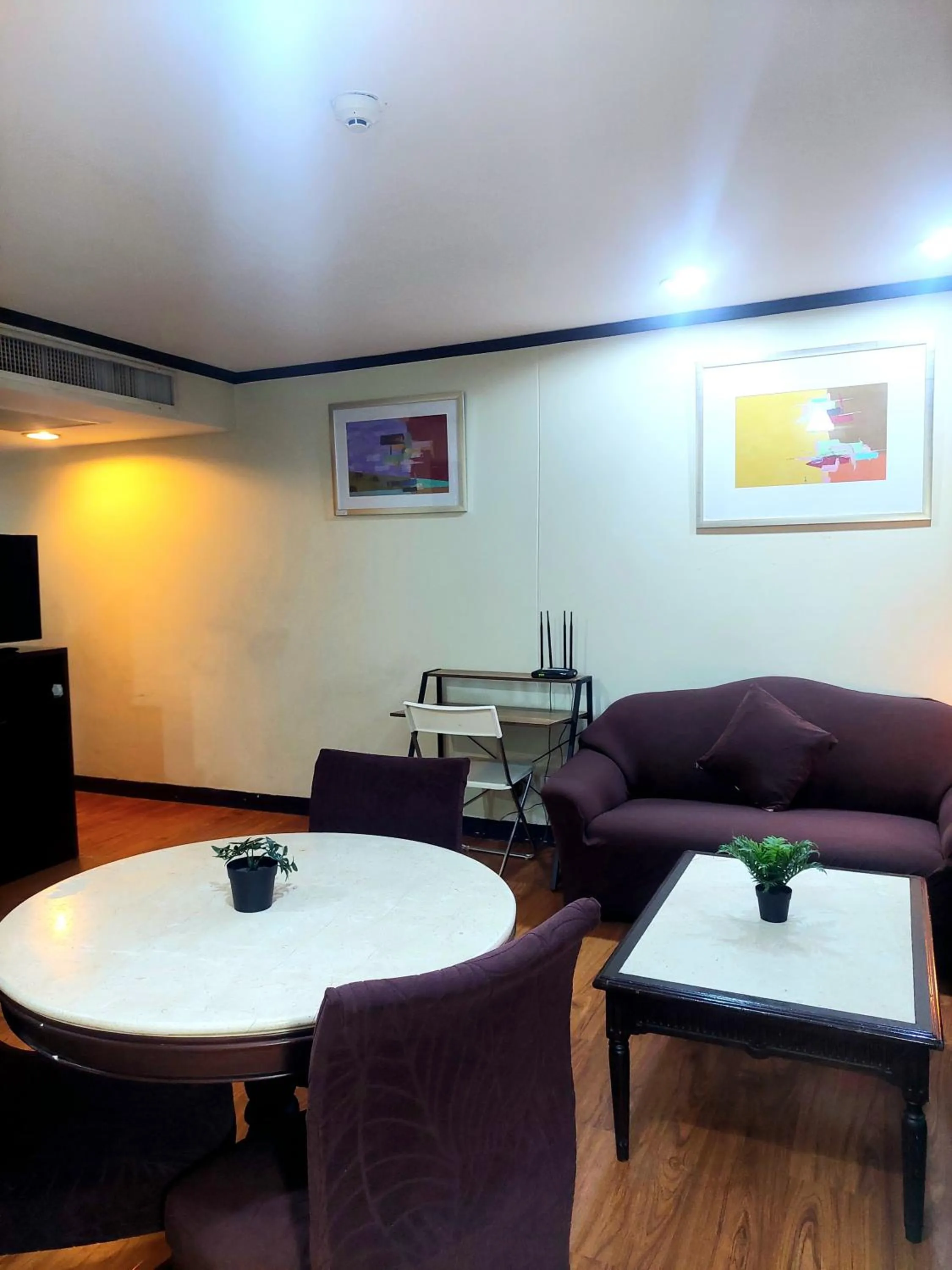 Living room in Omni Tower Sukhumvit Soi 4 Direct Rooms