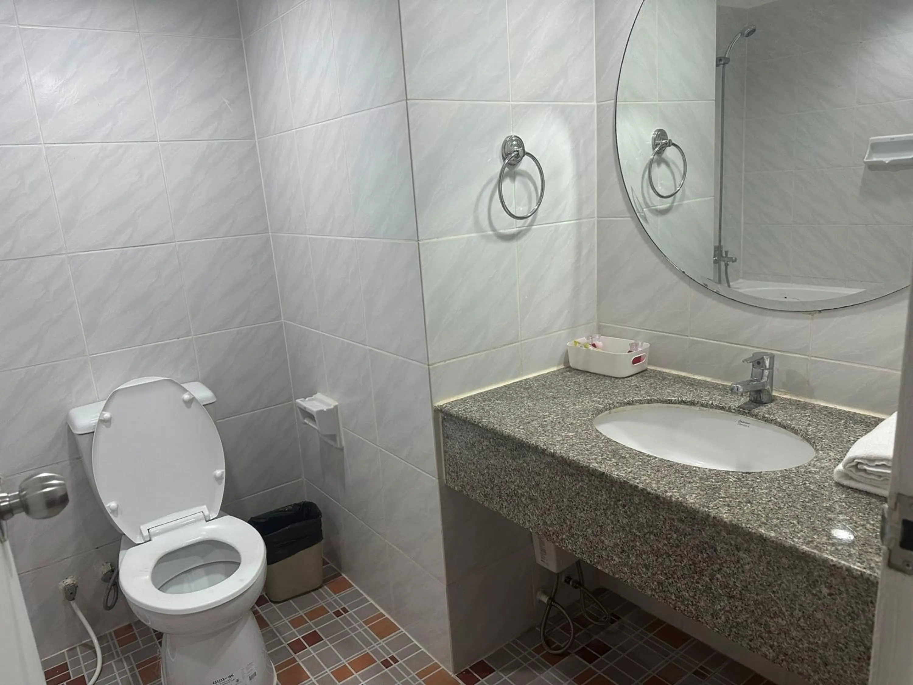 Toilet in Omni Tower Sukhumvit Soi 4 Direct Rooms
