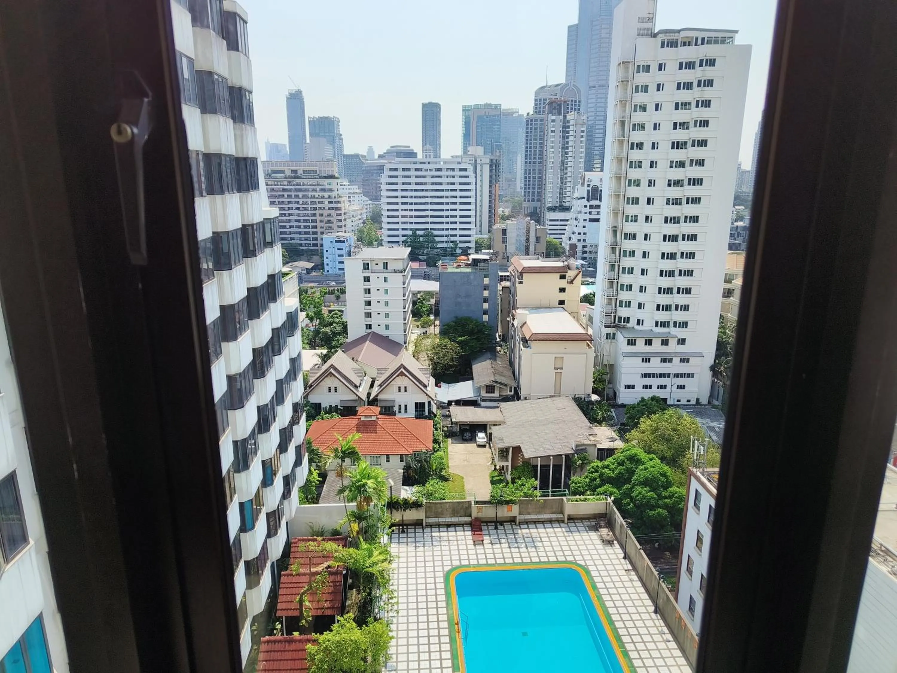 Pool view in Omni Tower Sukhumvit Soi 4 Direct Rooms