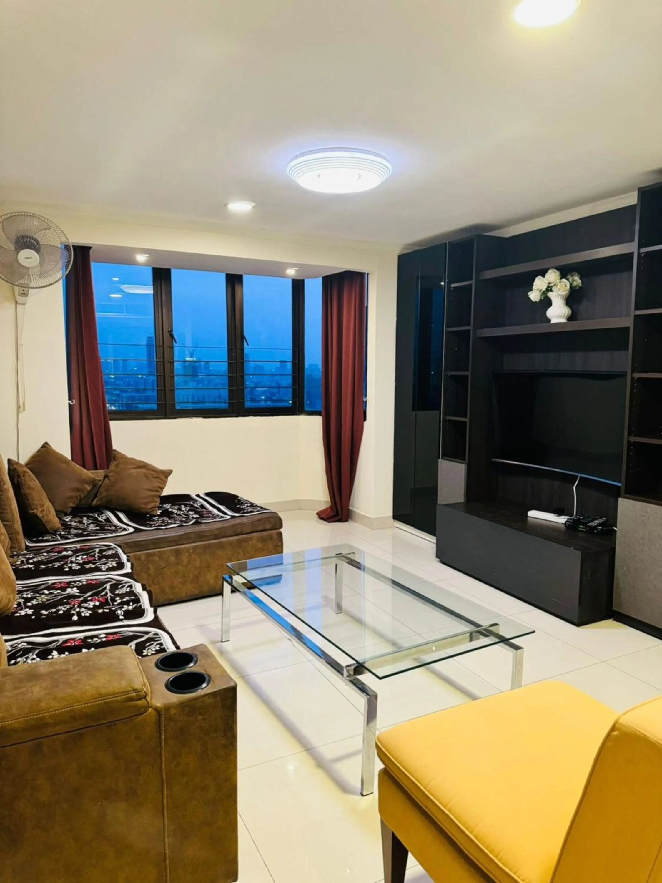 Living room in Omni Tower Sukhumvit Soi 4 Direct Rooms