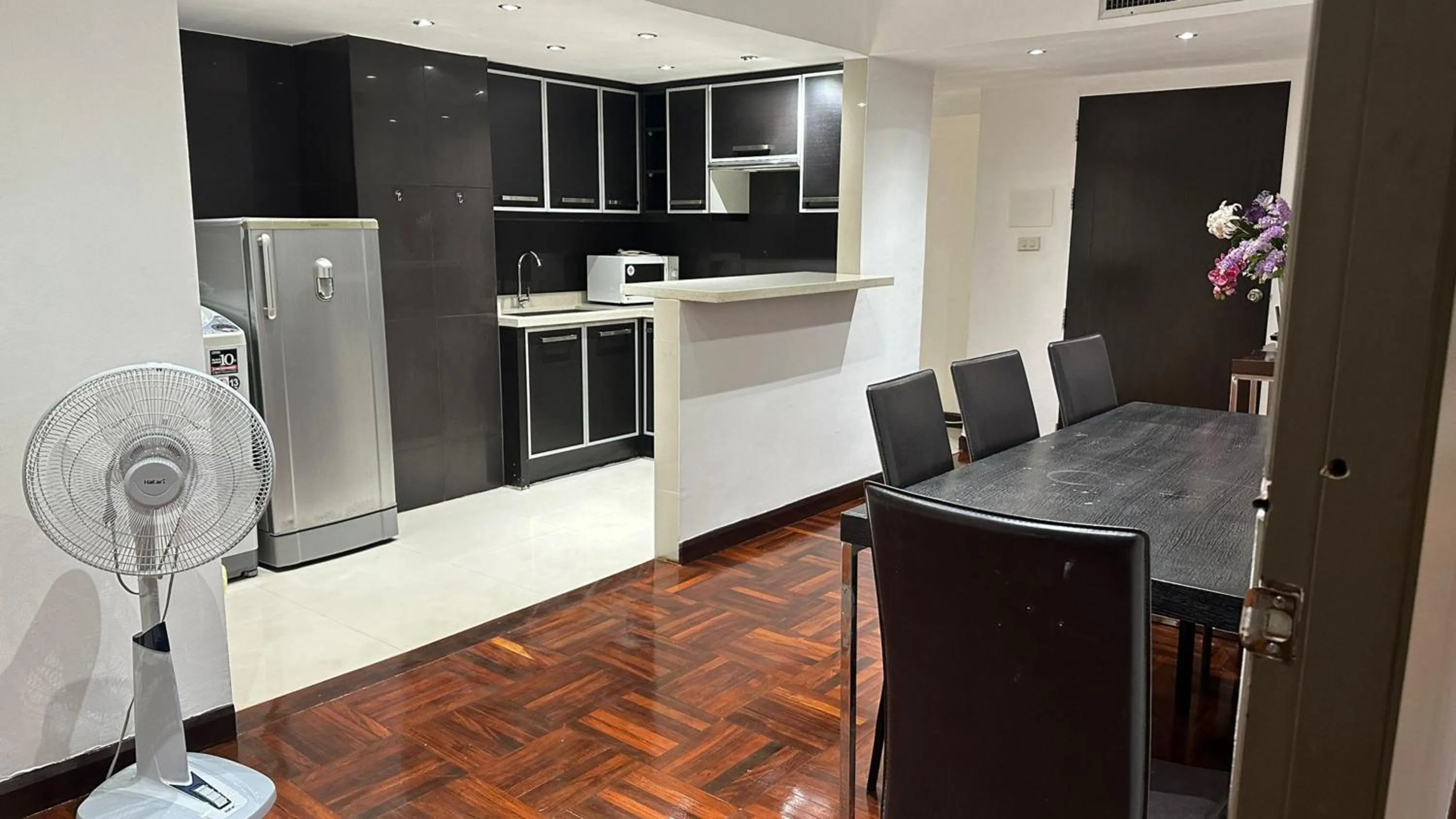 Kitchen or kitchenette in Omni Tower Sukhumvit Soi 4 Direct Rooms