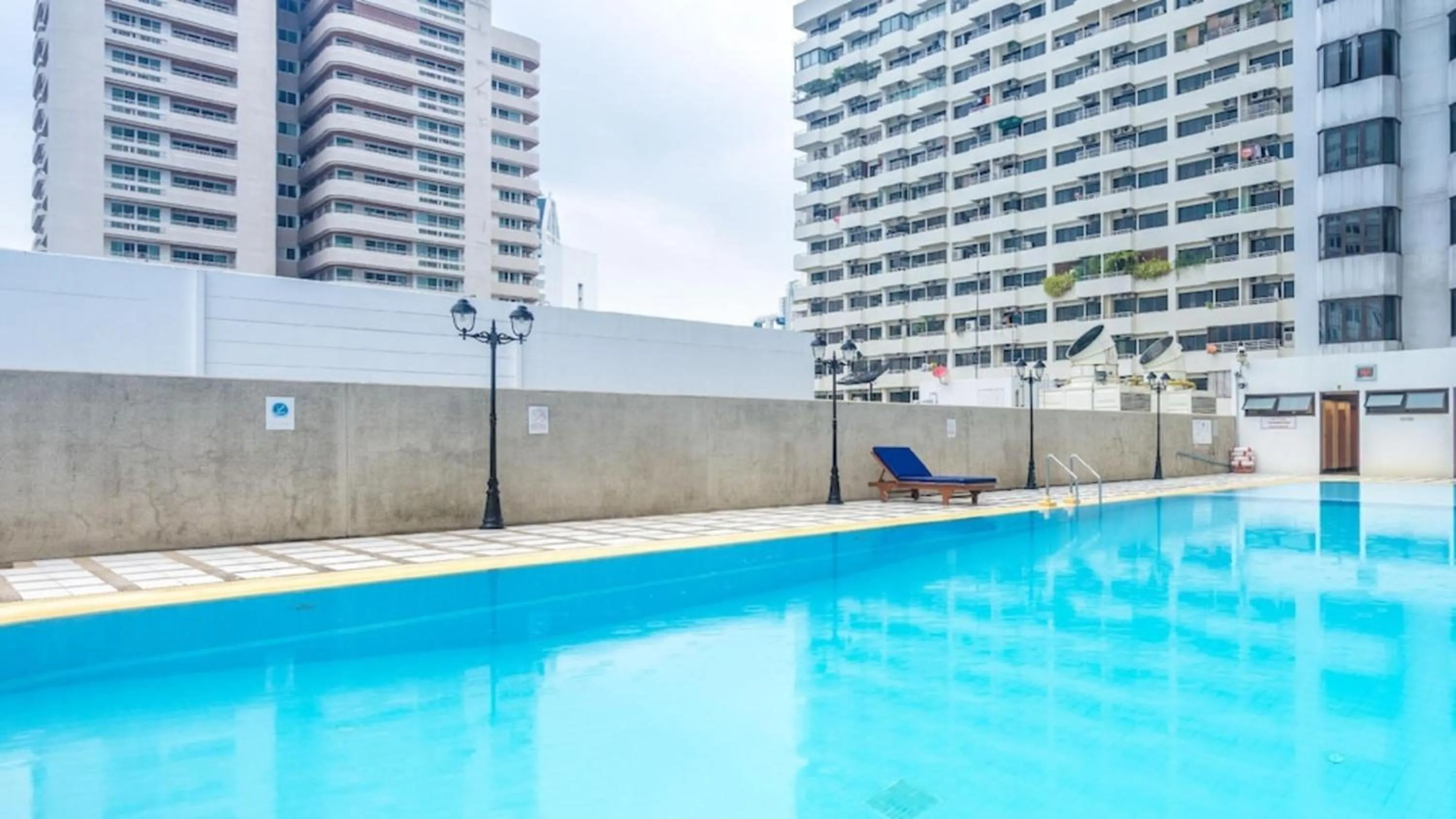 Swimming pool in Omni Tower Sukhumvit Soi 4 Direct Rooms