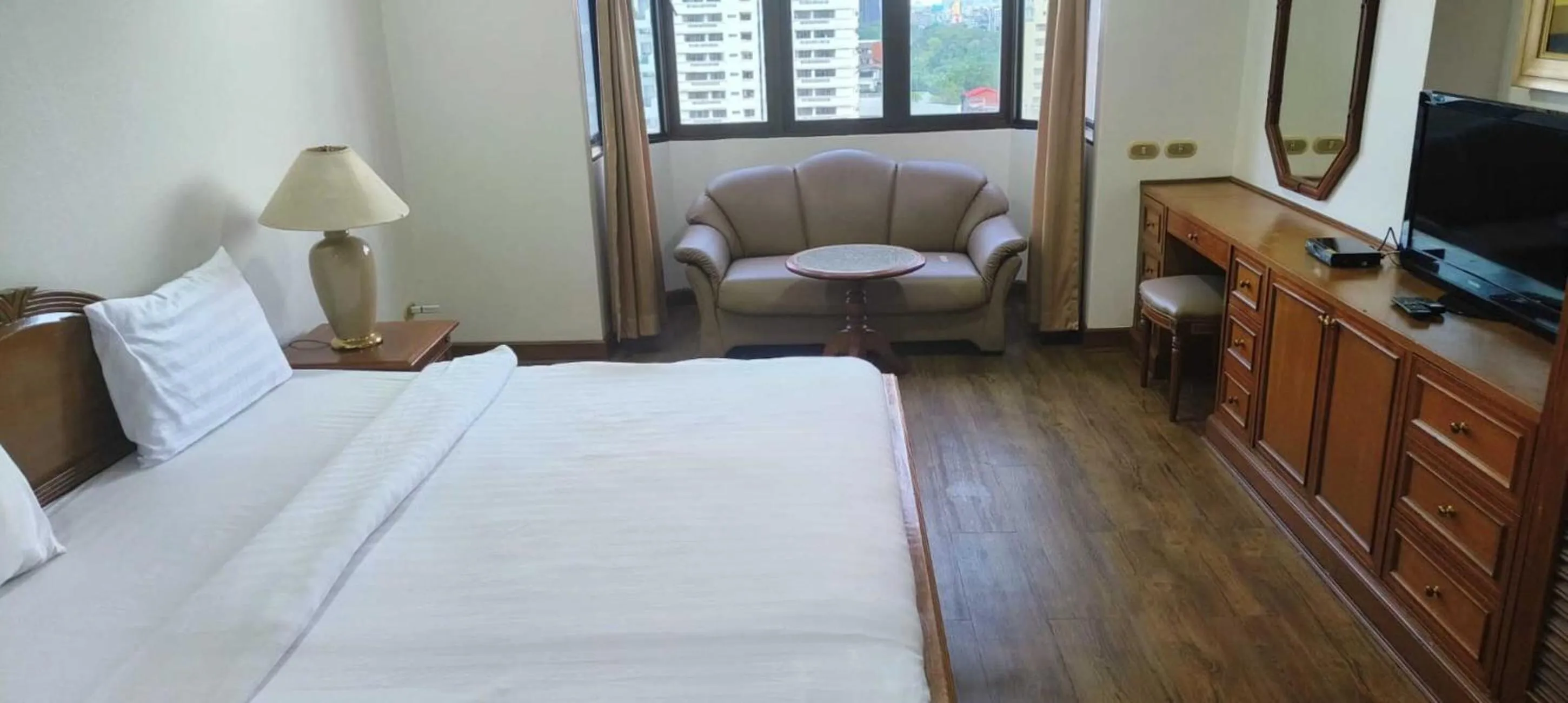 Bedroom, Bed in Omni Tower Sukhumvit Soi 4 Direct Rooms