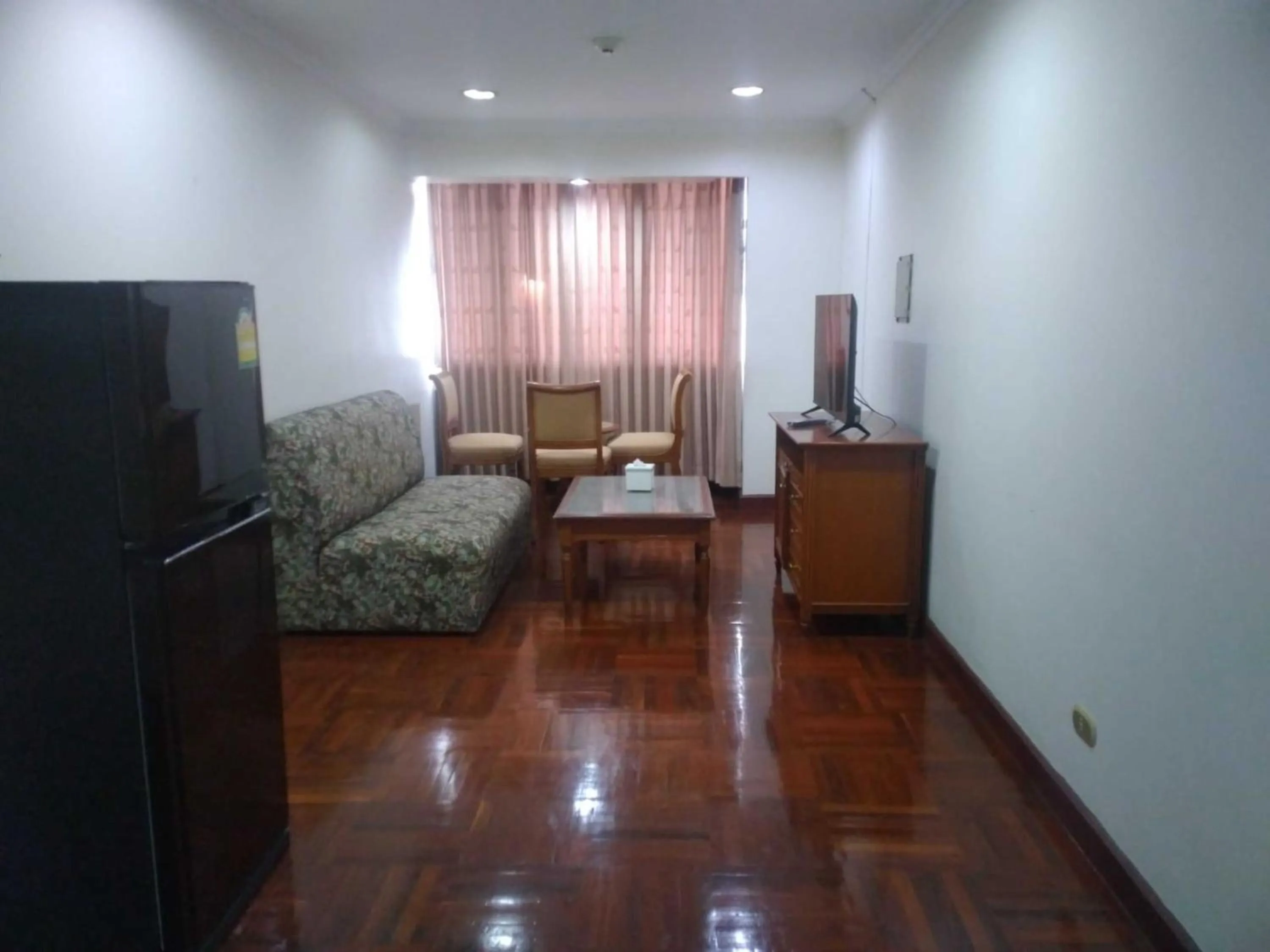 Living room in Omni Tower Sukhumvit Soi 4 Direct Rooms