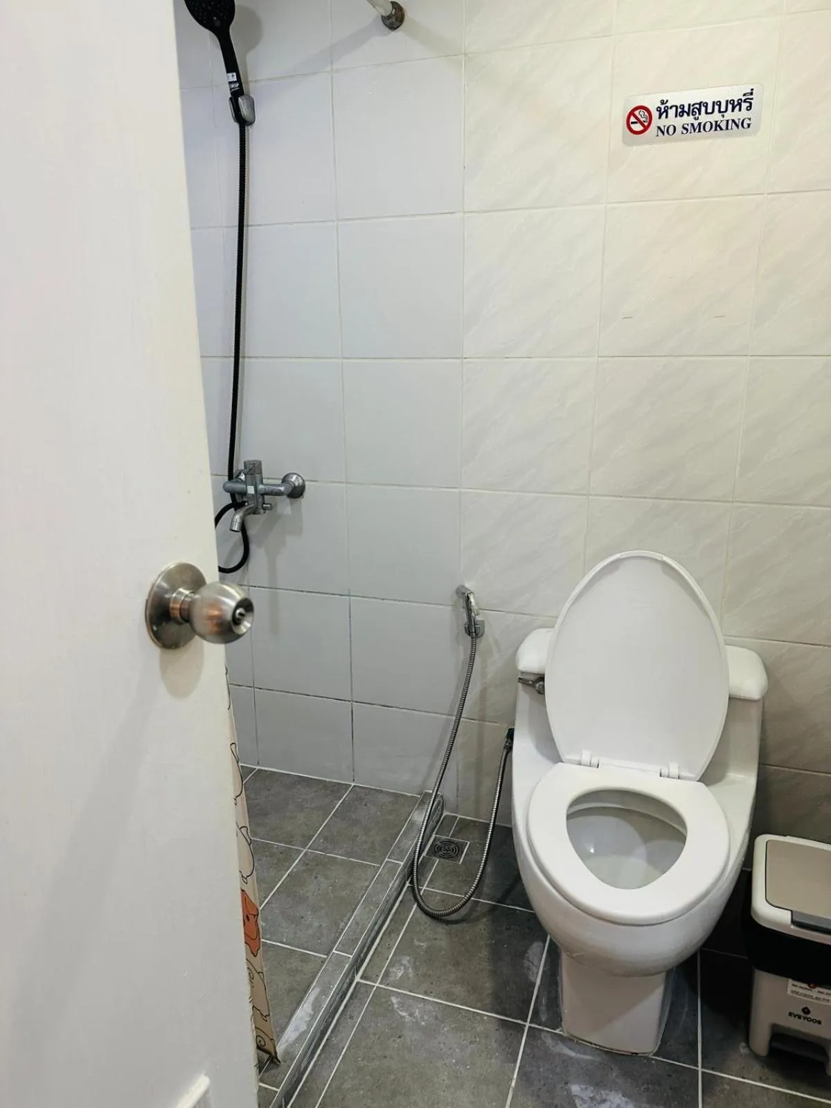 Toilet in Omni Tower Sukhumvit Soi 4 Direct Rooms