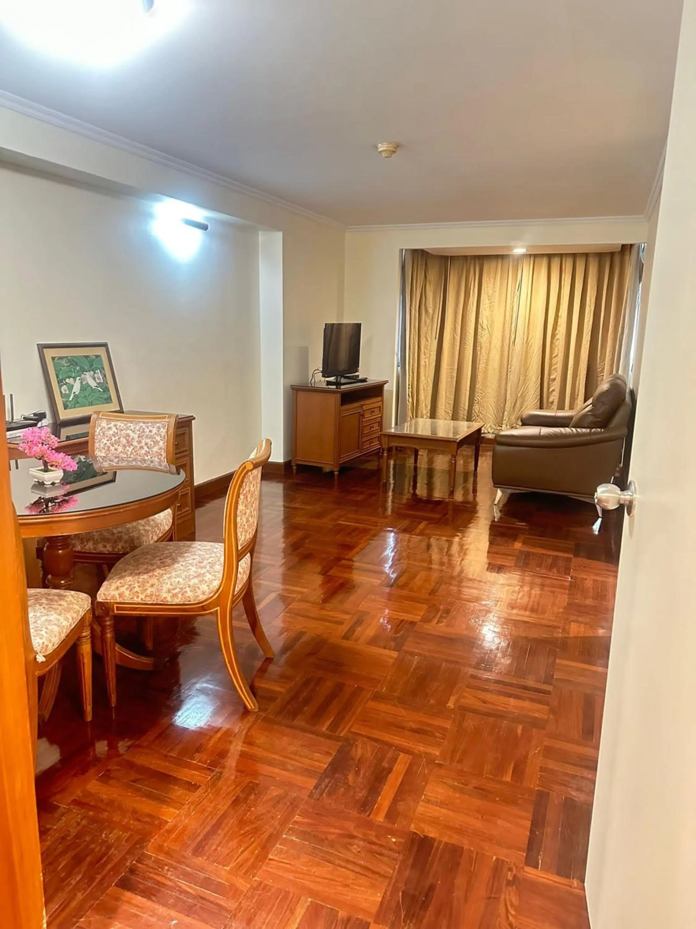 Living room in Omni Tower Sukhumvit Soi 4 Direct Rooms