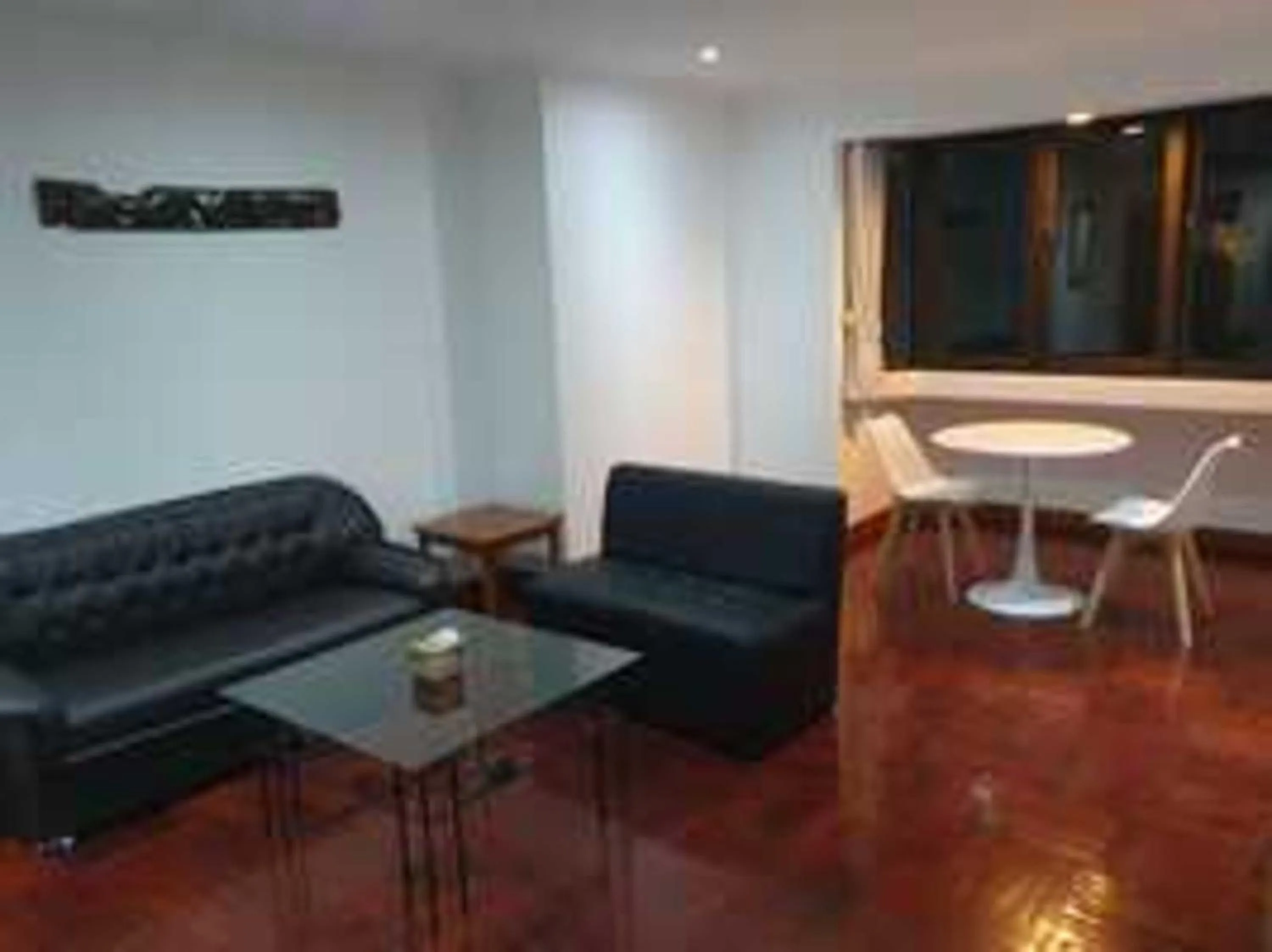 Living room in Omni Tower Sukhumvit Soi 4 Direct Rooms