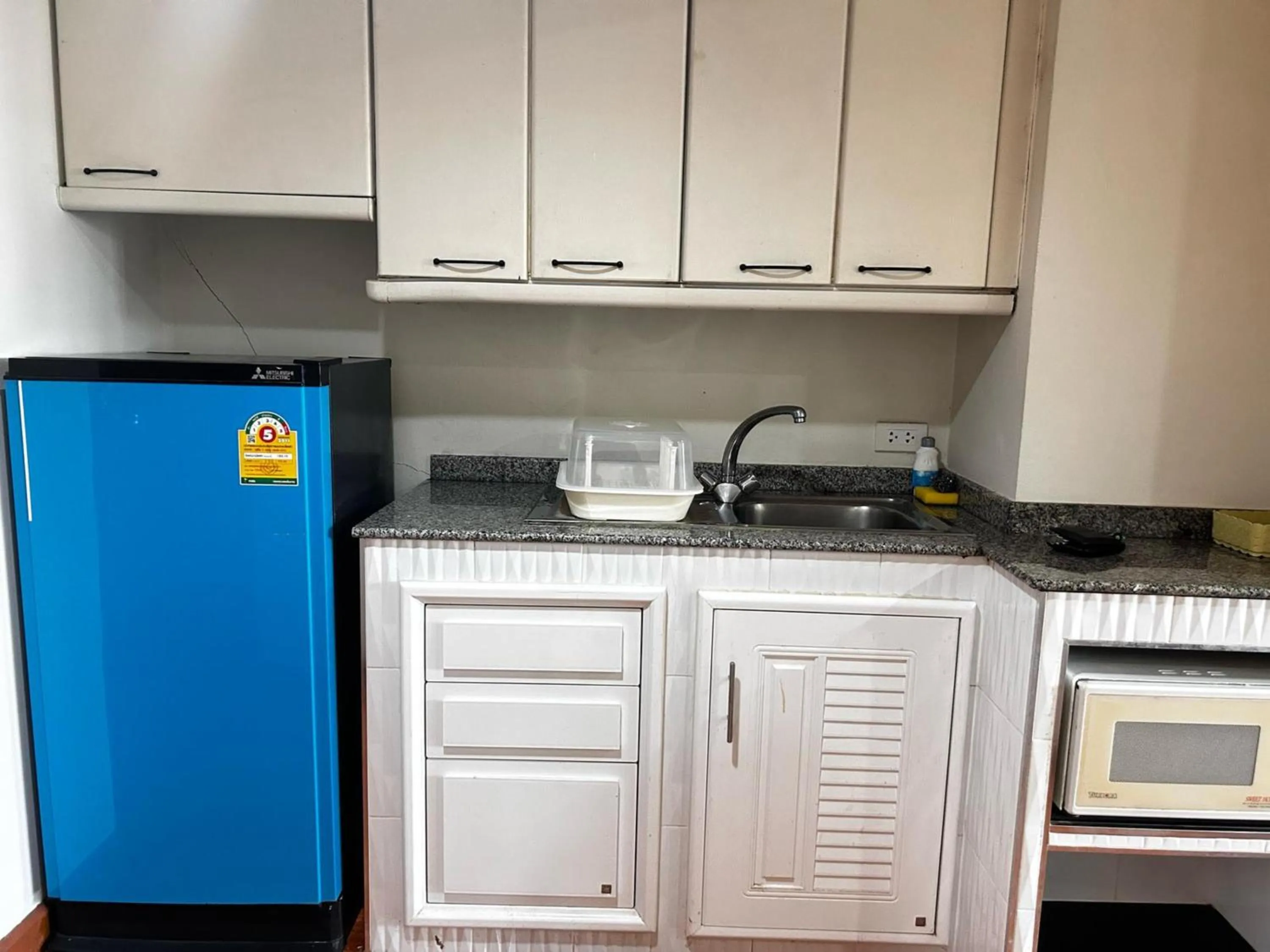 microwave in Omni Tower Sukhumvit Soi 4 Direct Rooms