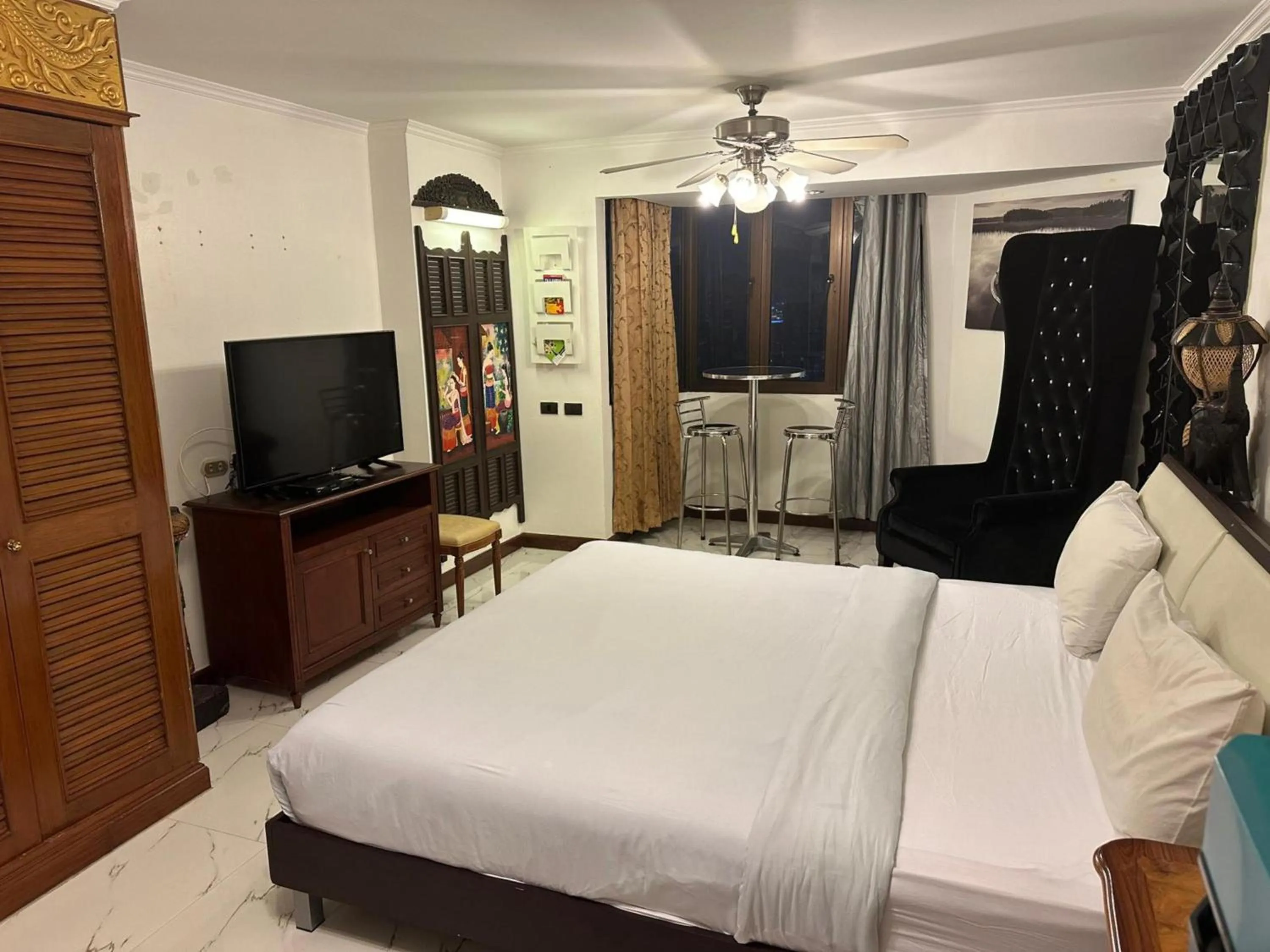Bed in Omni Tower Sukhumvit Soi 4 Direct Rooms