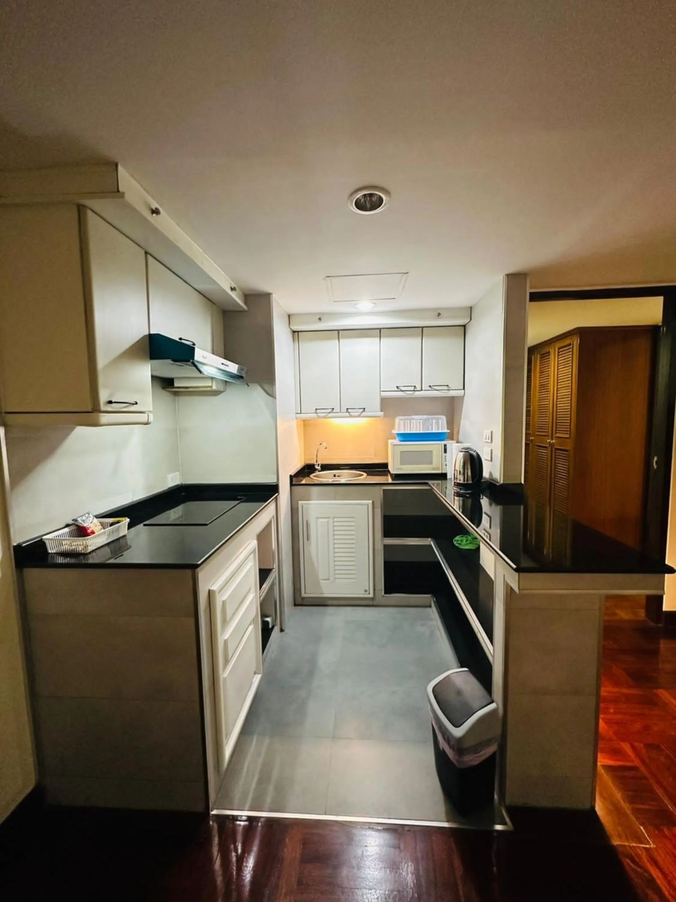 Kitchen or kitchenette in Omni Tower Sukhumvit Soi 4 Direct Rooms