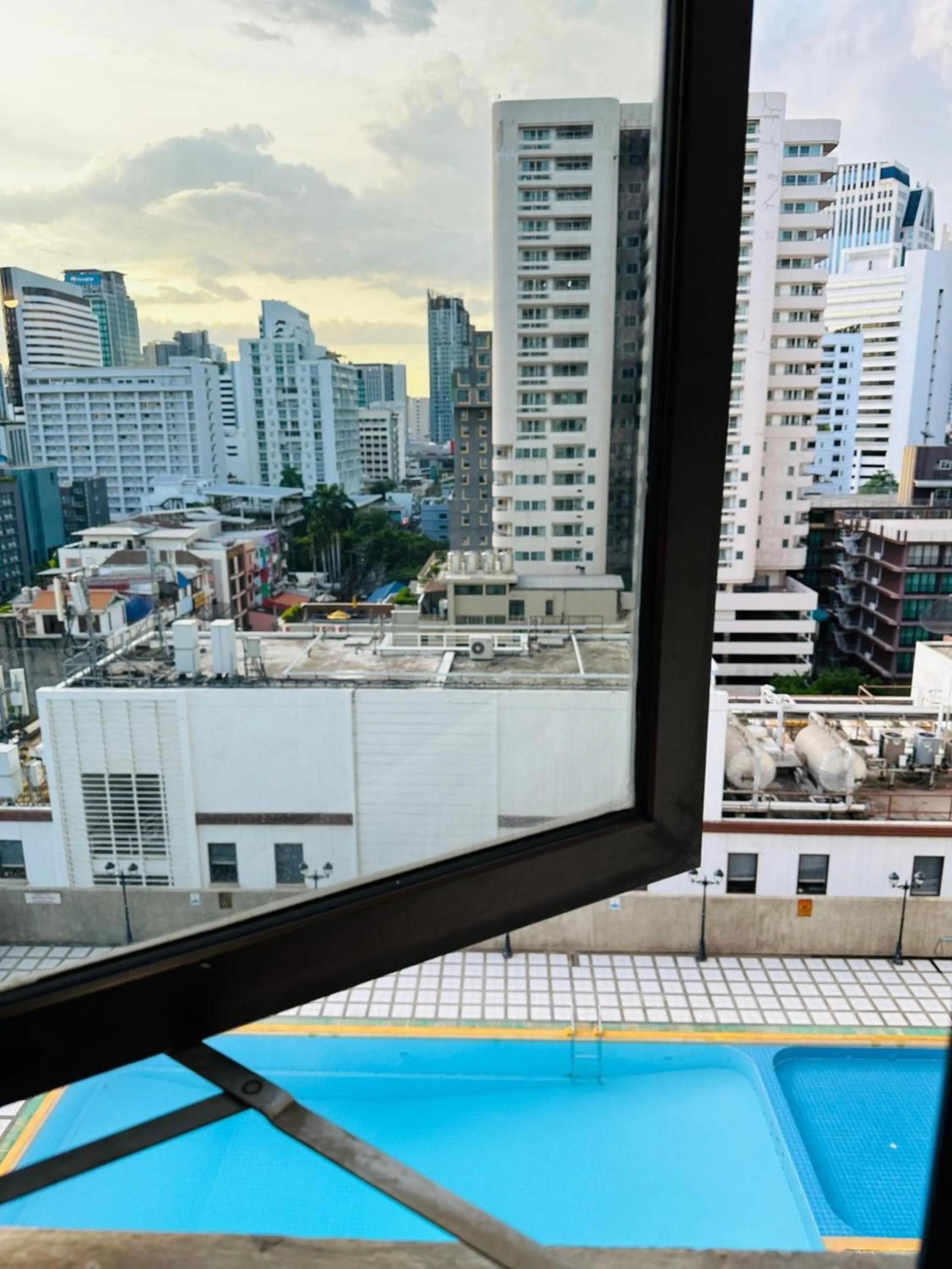 City view in Omni Tower Sukhumvit Soi 4 Direct Rooms