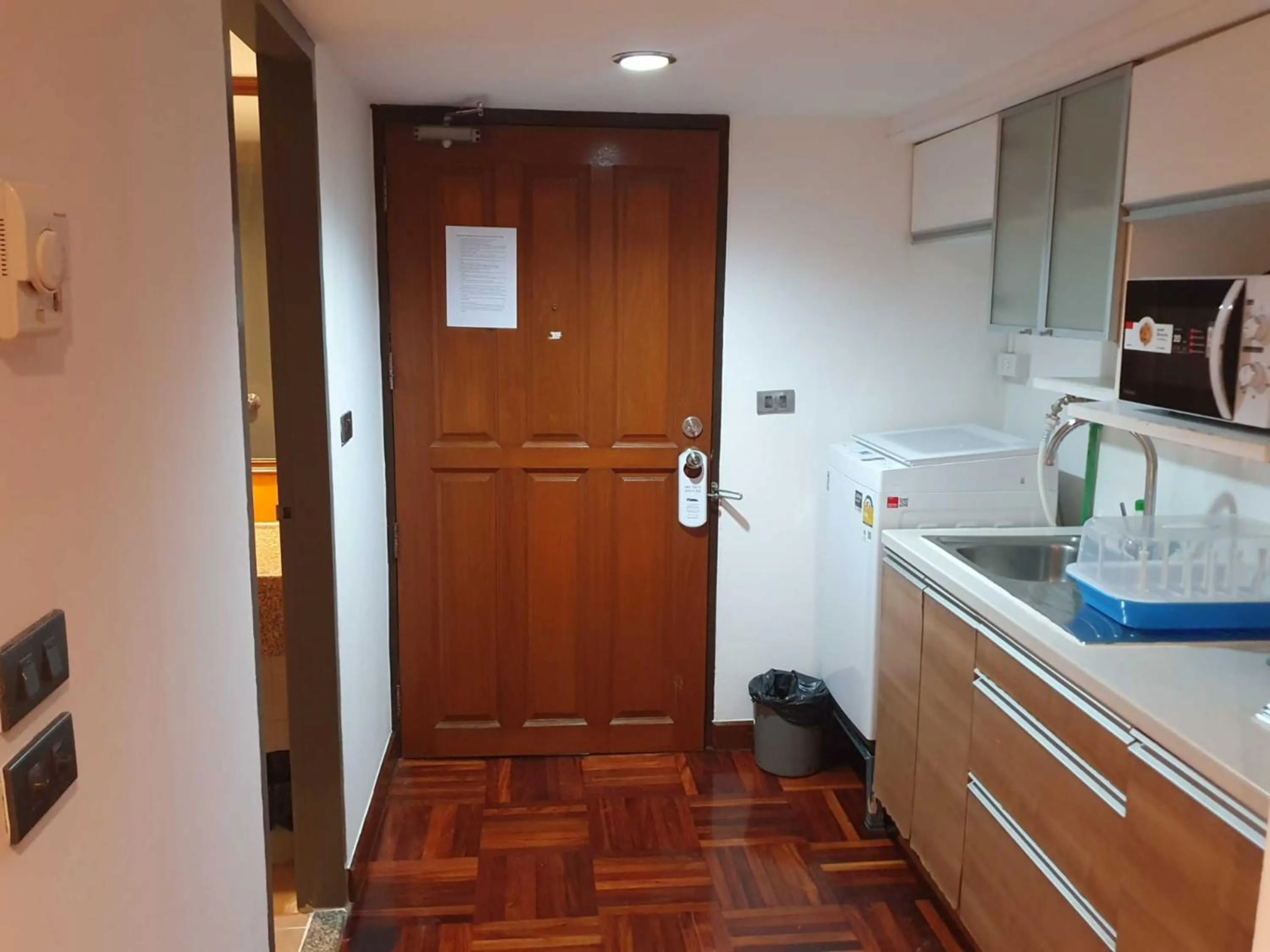 microwave in Omni Tower Sukhumvit Soi 4 Direct Rooms