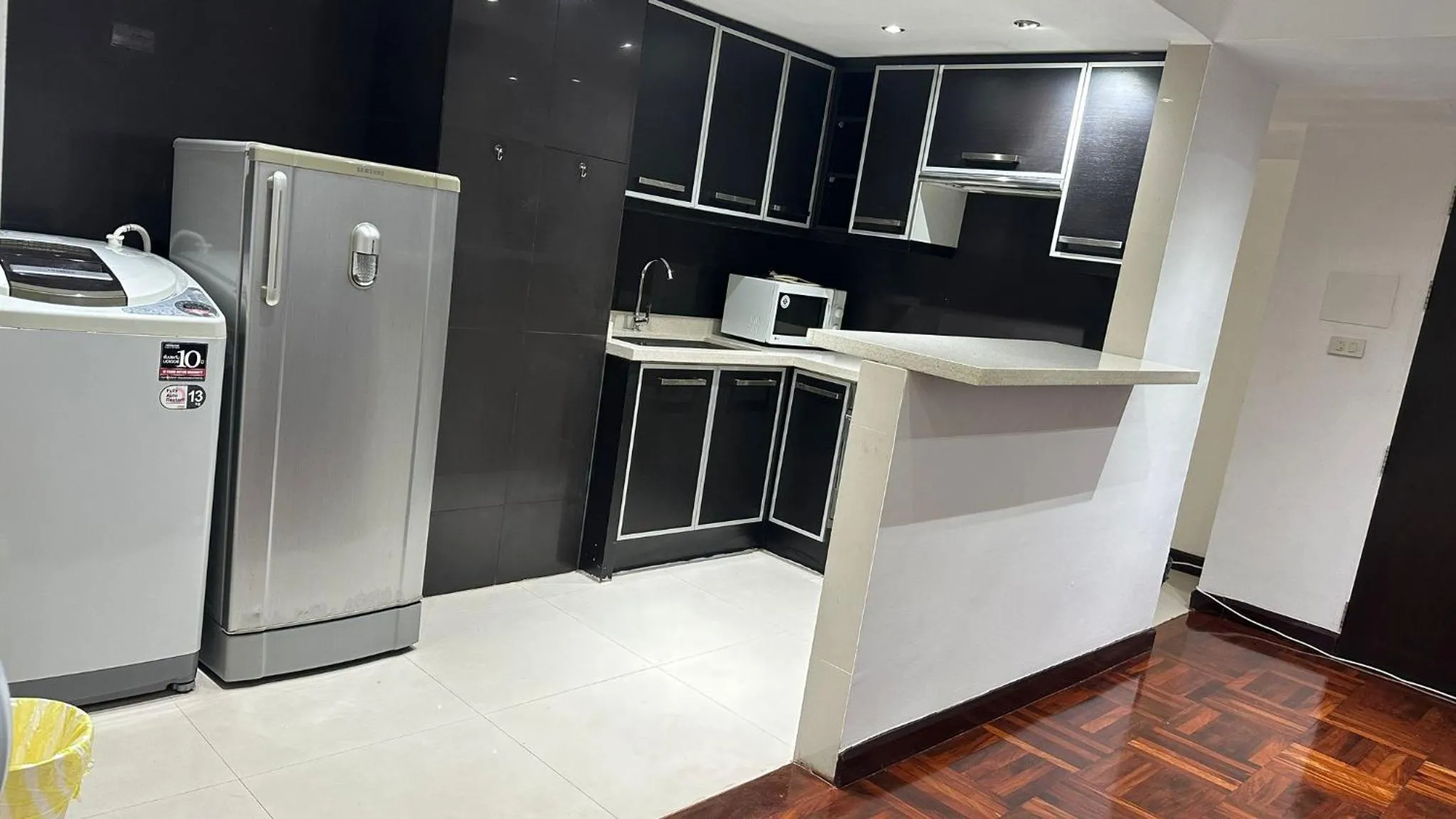 Kitchen or kitchenette in Omni Tower Sukhumvit Soi 4 Direct Rooms
