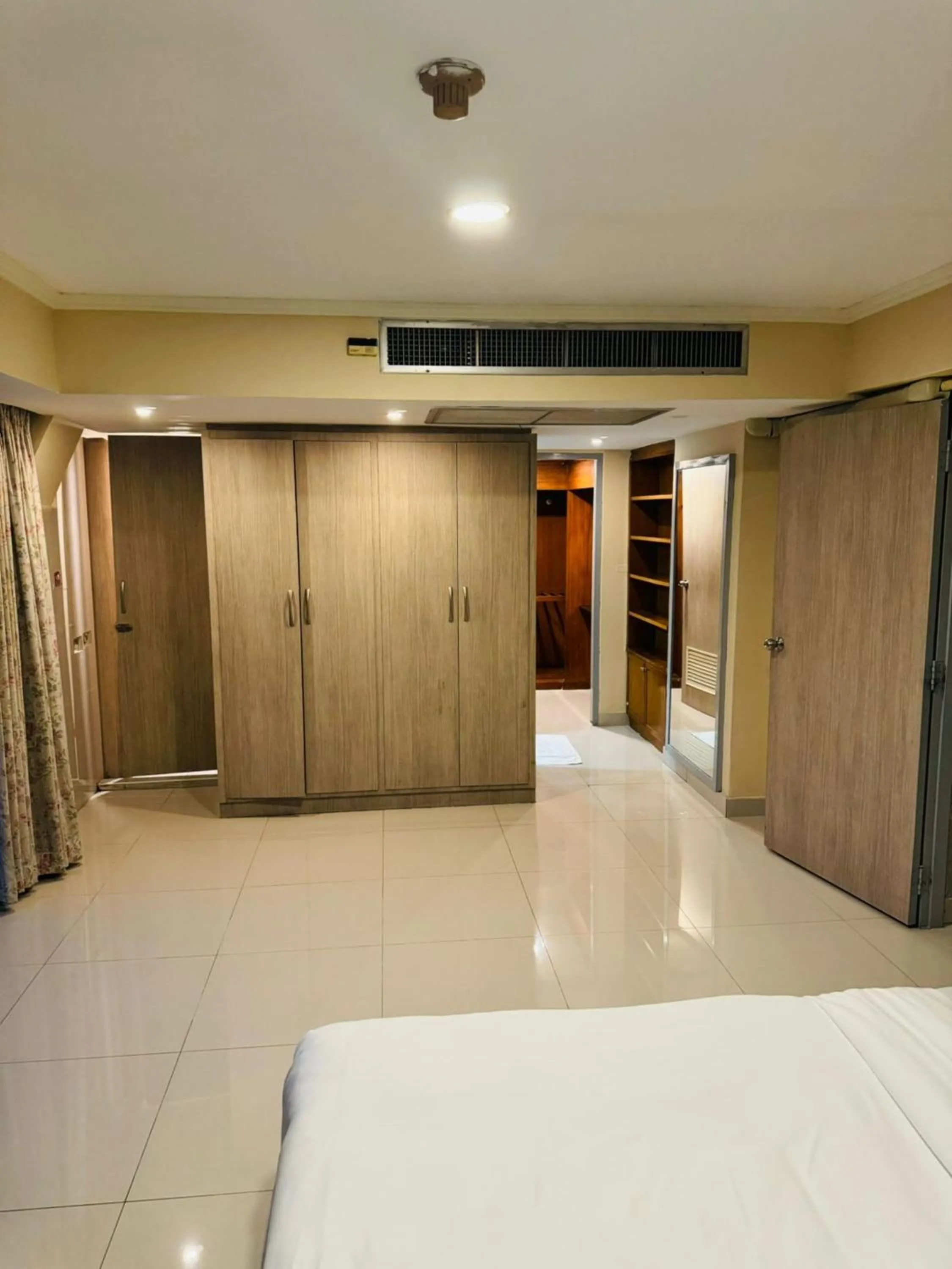 Bedroom, Bed in Omni Tower Sukhumvit Soi 4 Direct Rooms