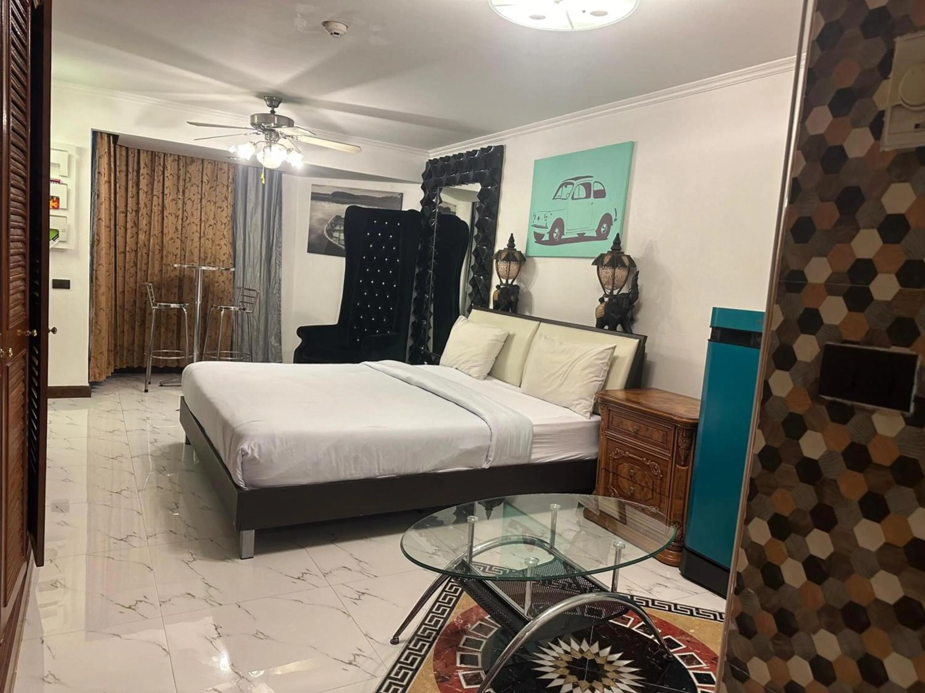 Bedroom, Bed in Omni Tower Sukhumvit Soi 4 Direct Rooms
