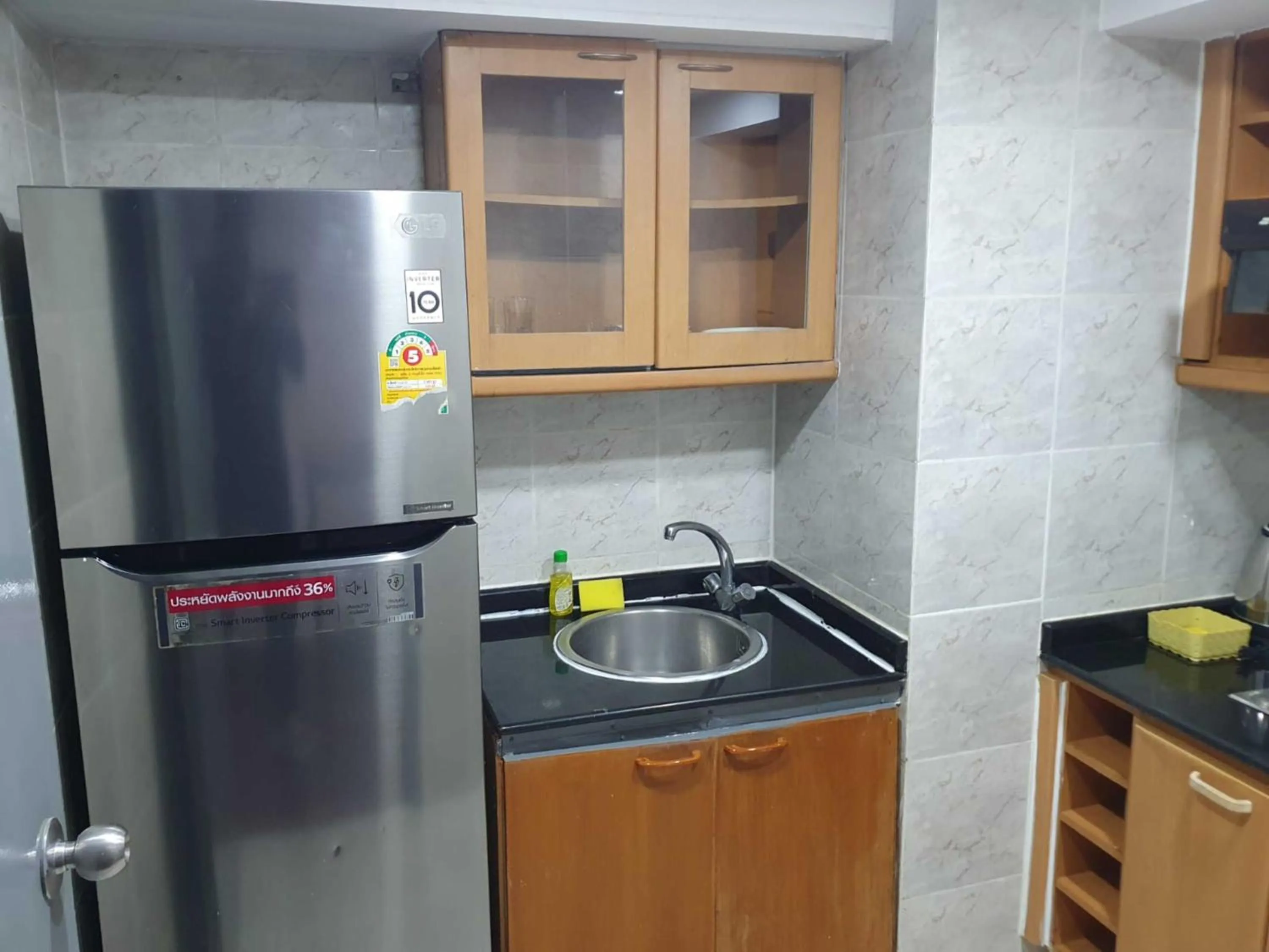 Kitchen or kitchenette in Omni Tower Sukhumvit Soi 4 Direct Rooms