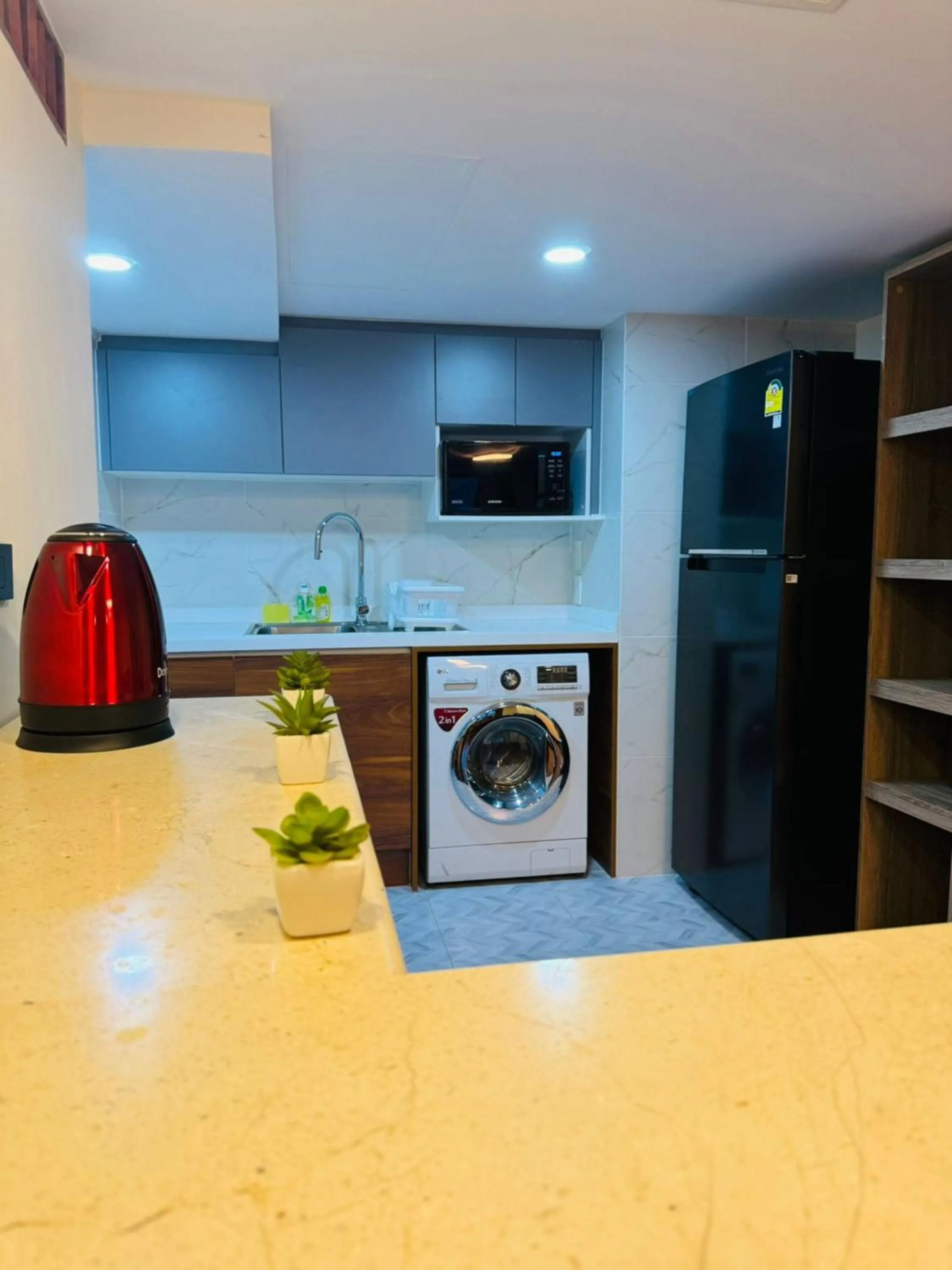 Kitchen or kitchenette in Omni Tower Sukhumvit Soi 4 Direct Rooms