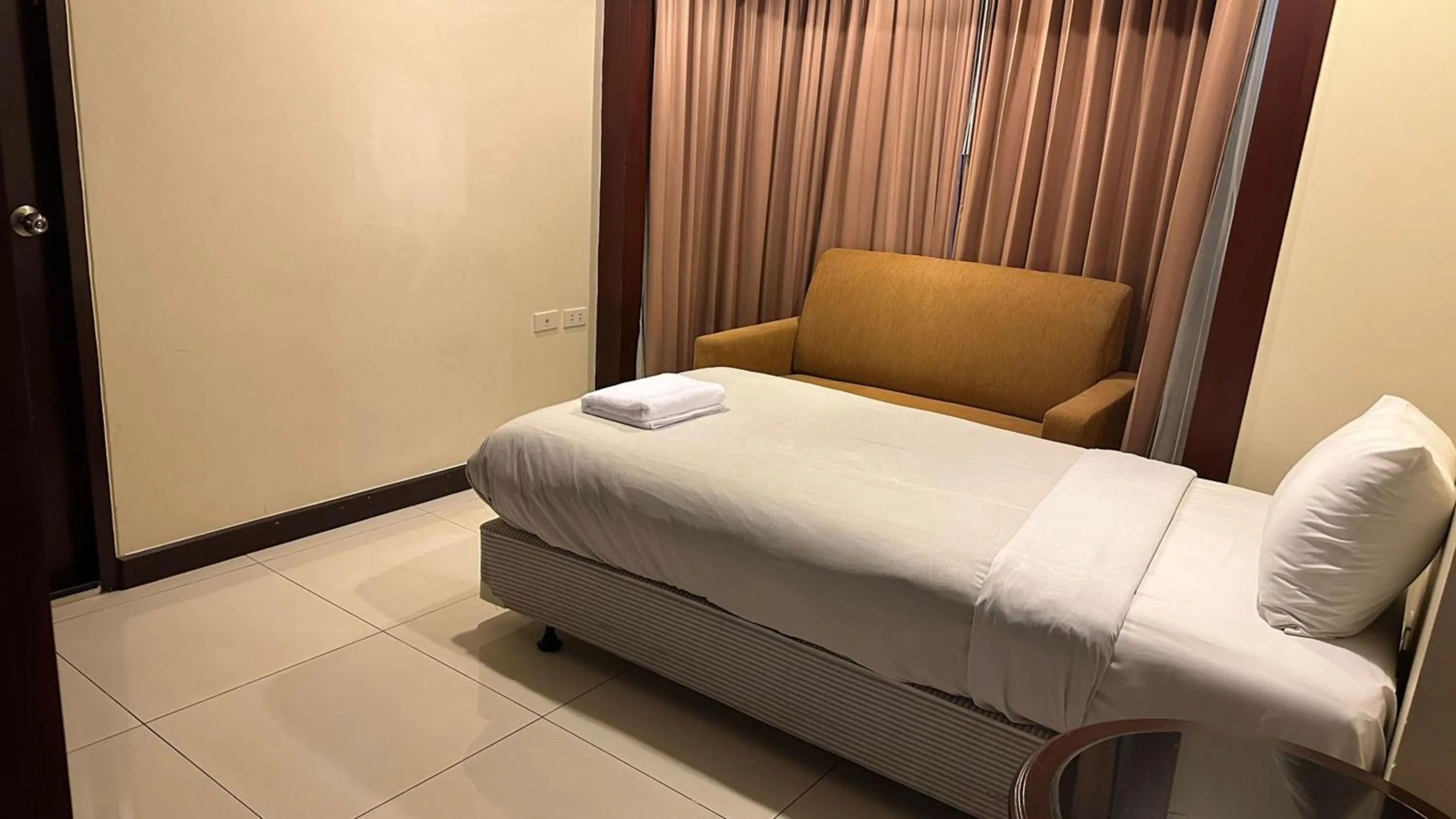 Bedroom, Bed in Omni Tower Sukhumvit Soi 4 Direct Rooms