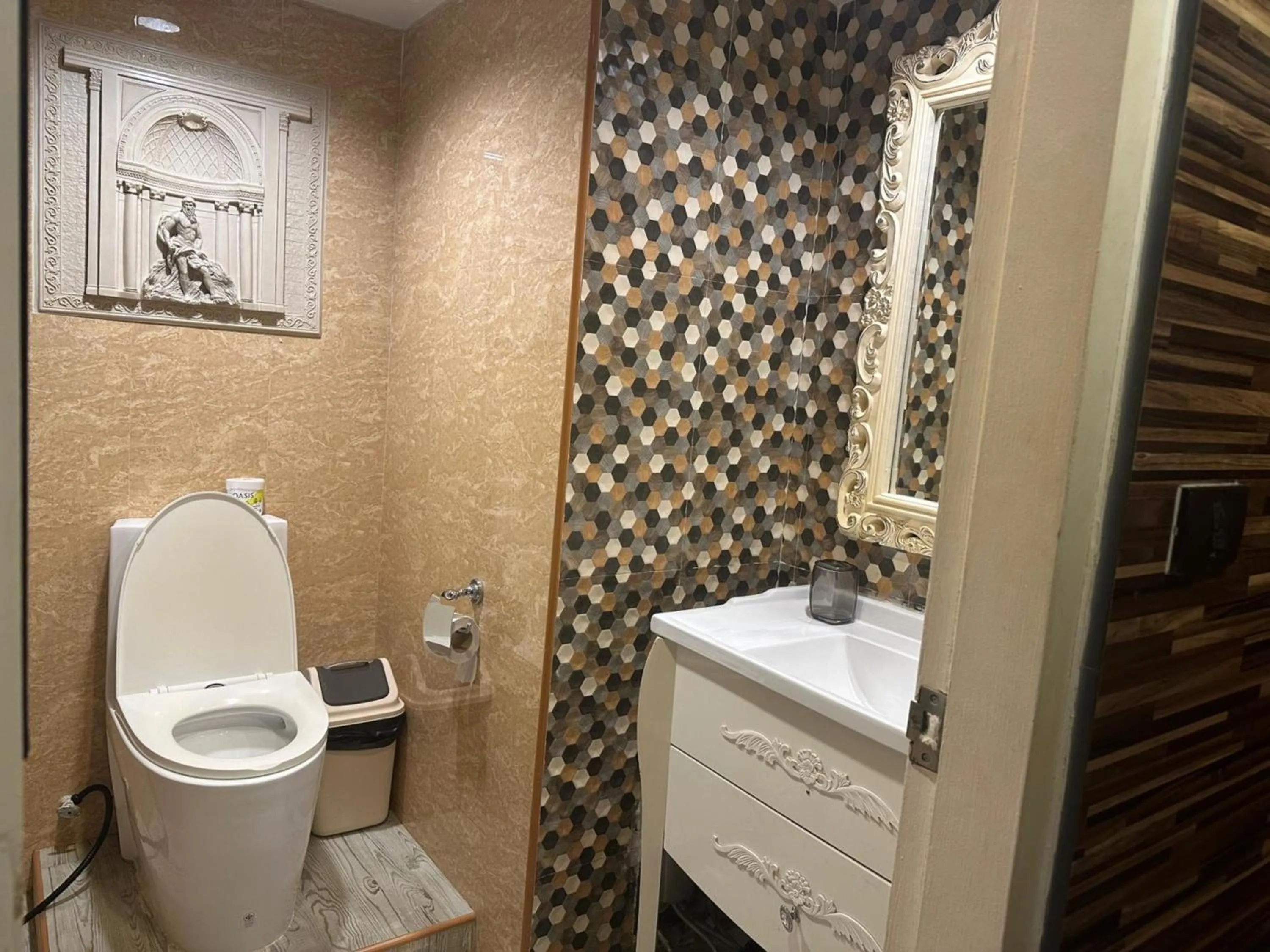 Toilet in Omni Tower Sukhumvit Soi 4 Direct Rooms