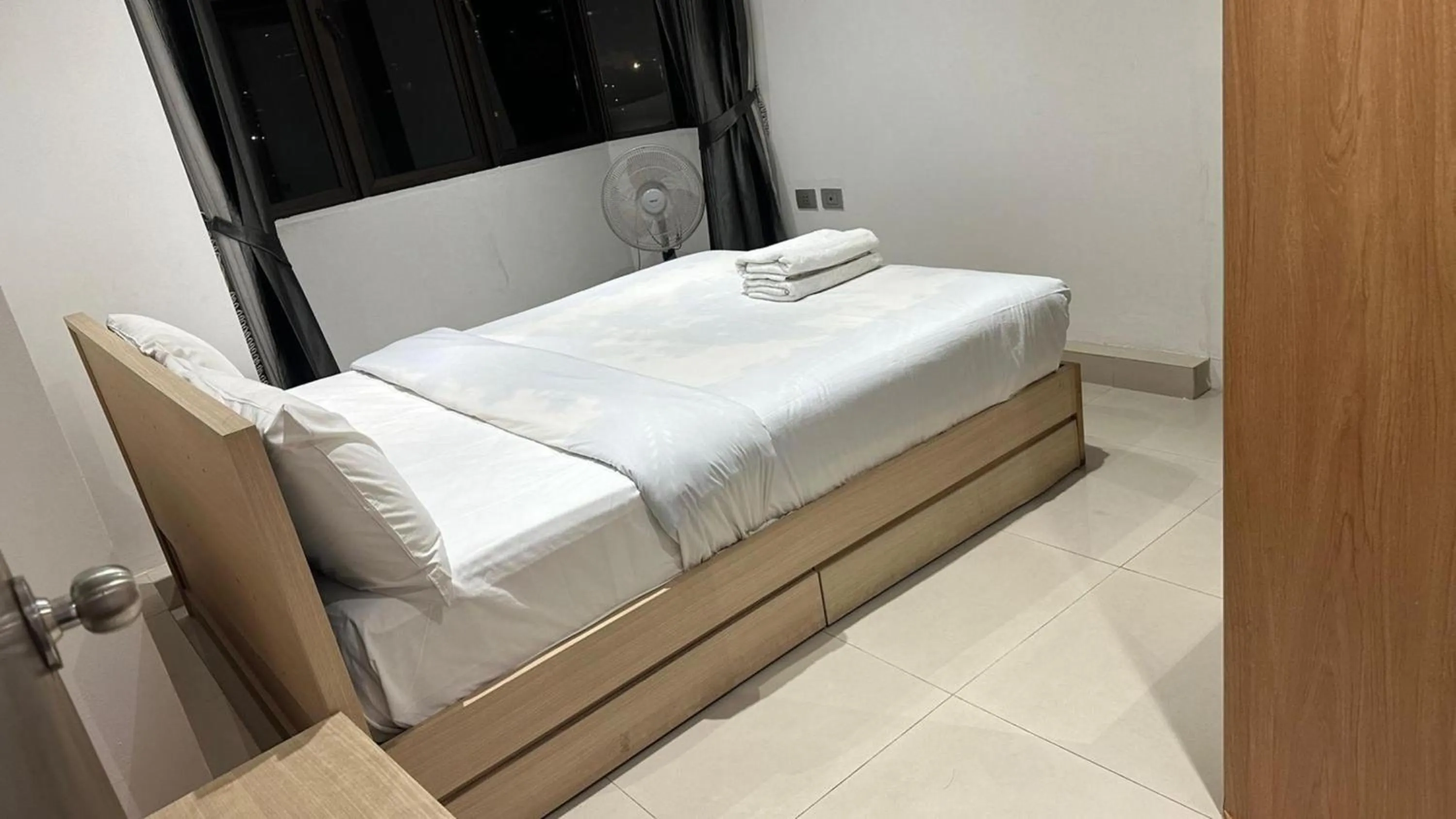 Bedroom, Bed in Omni Tower Sukhumvit Soi 4 Direct Rooms