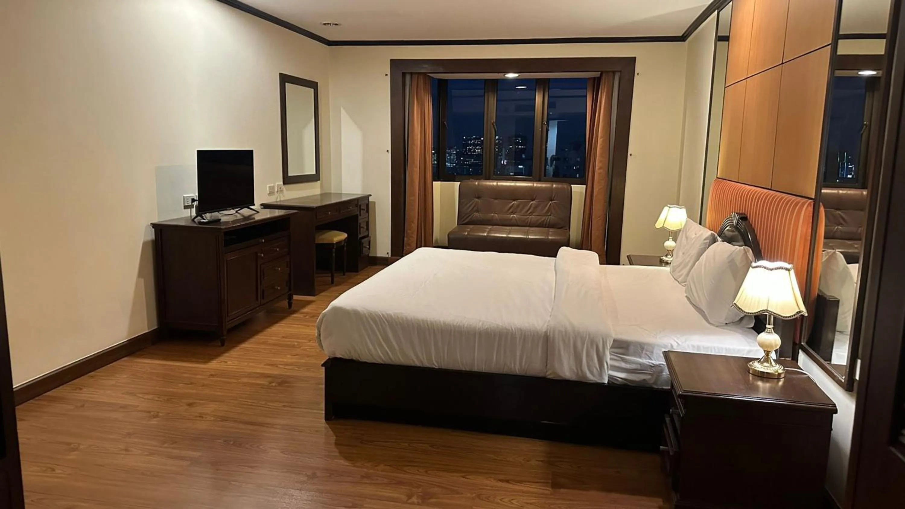 Bedroom, Bed in Omni Tower Sukhumvit Soi 4 Direct Rooms