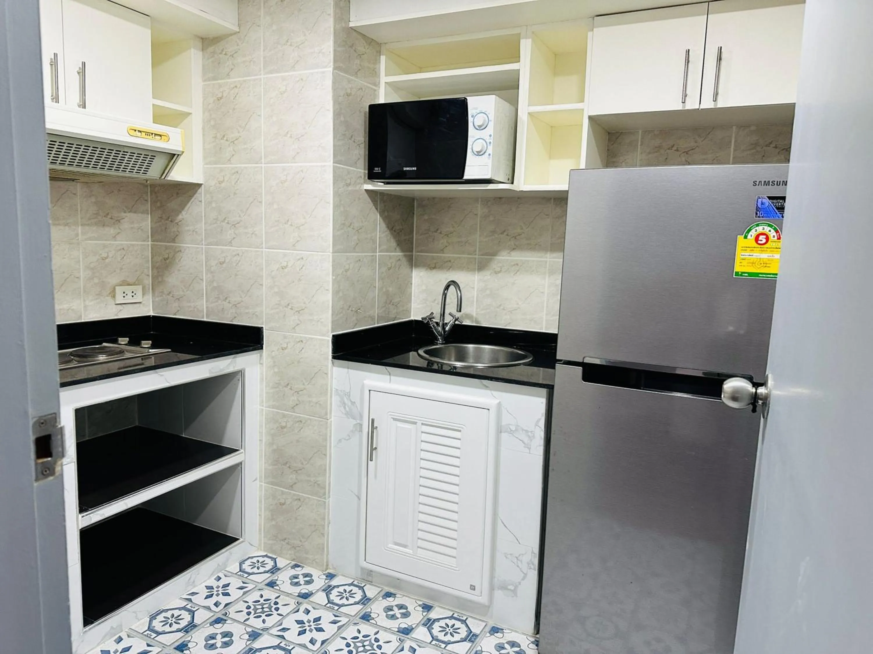 Kitchen or kitchenette in Omni Tower Sukhumvit Soi 4 Direct Rooms