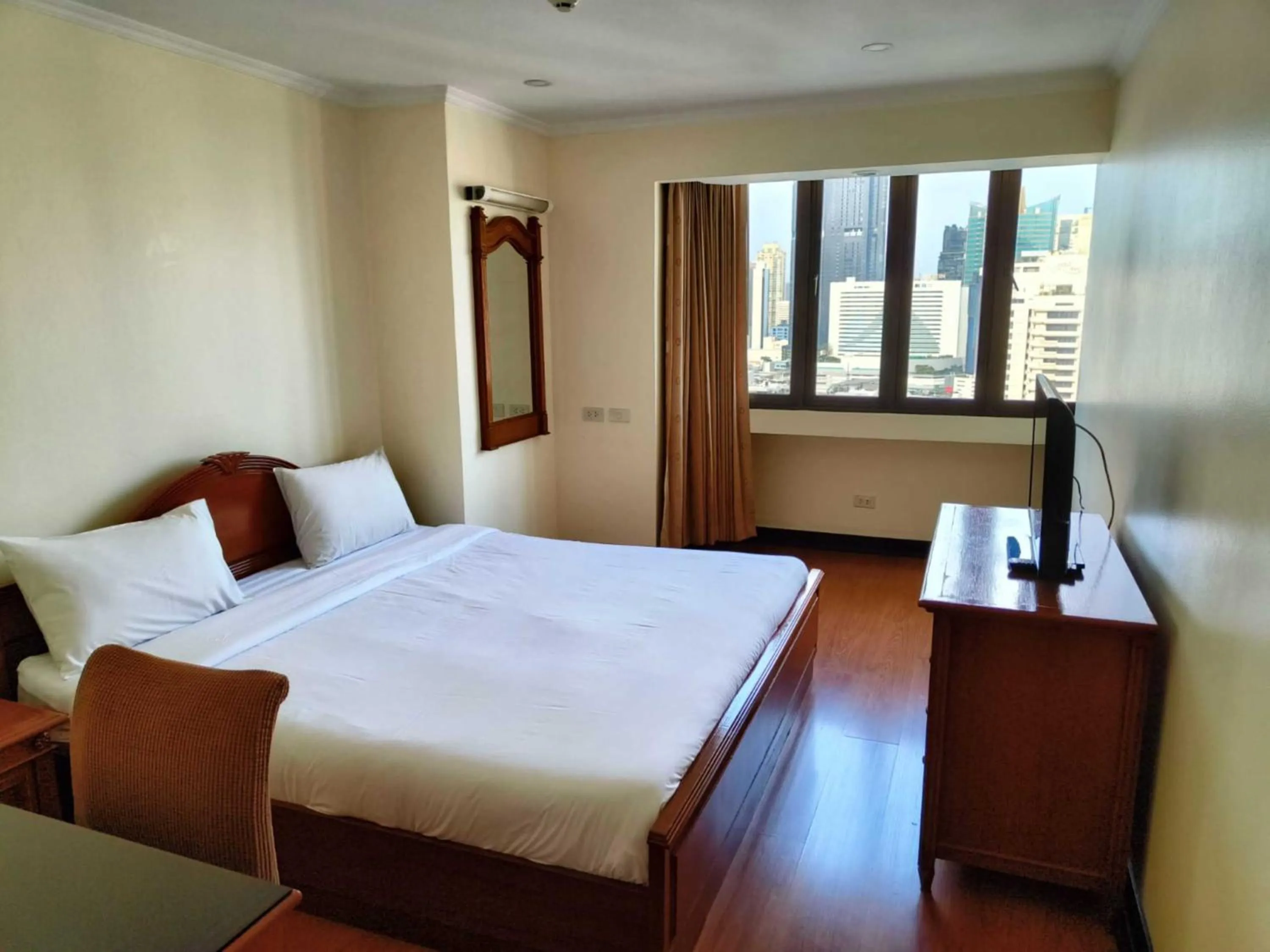 Bedroom, Bed in Omni Tower Sukhumvit Soi 4 Direct Rooms