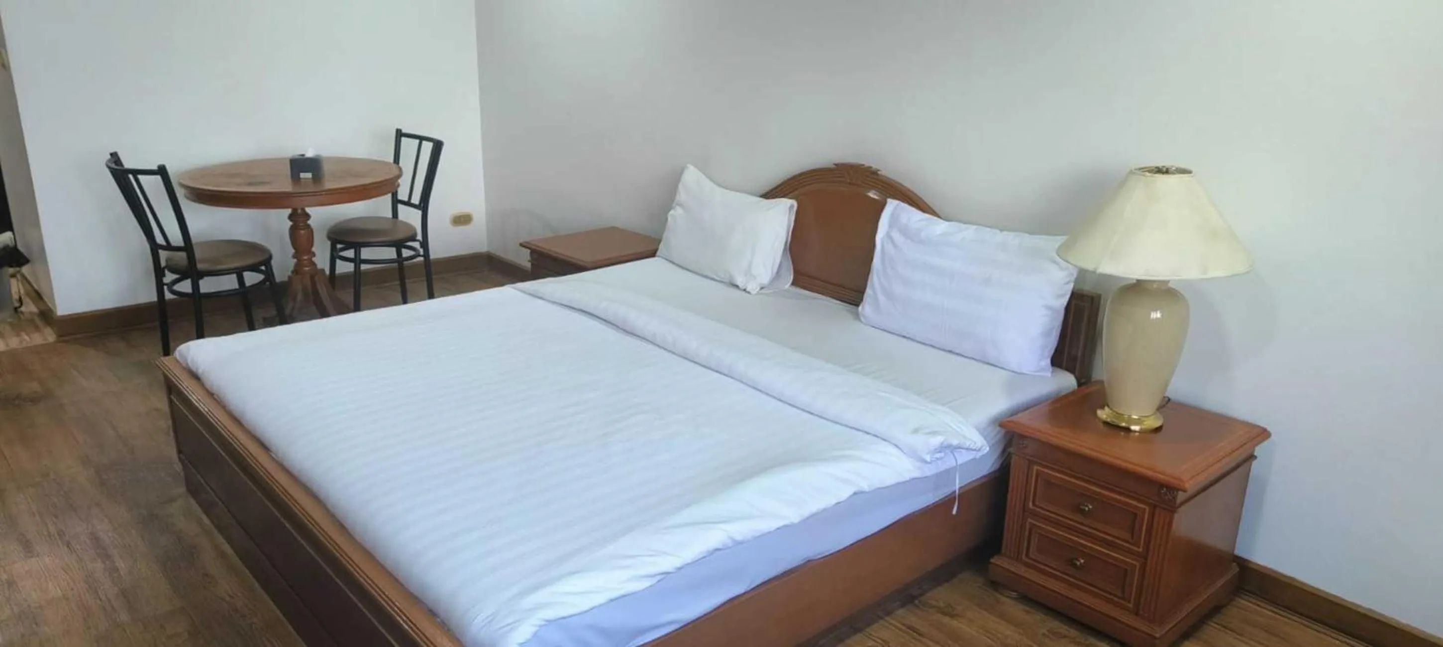 Bedroom, Bed in Omni Tower Sukhumvit Soi 4 Direct Rooms