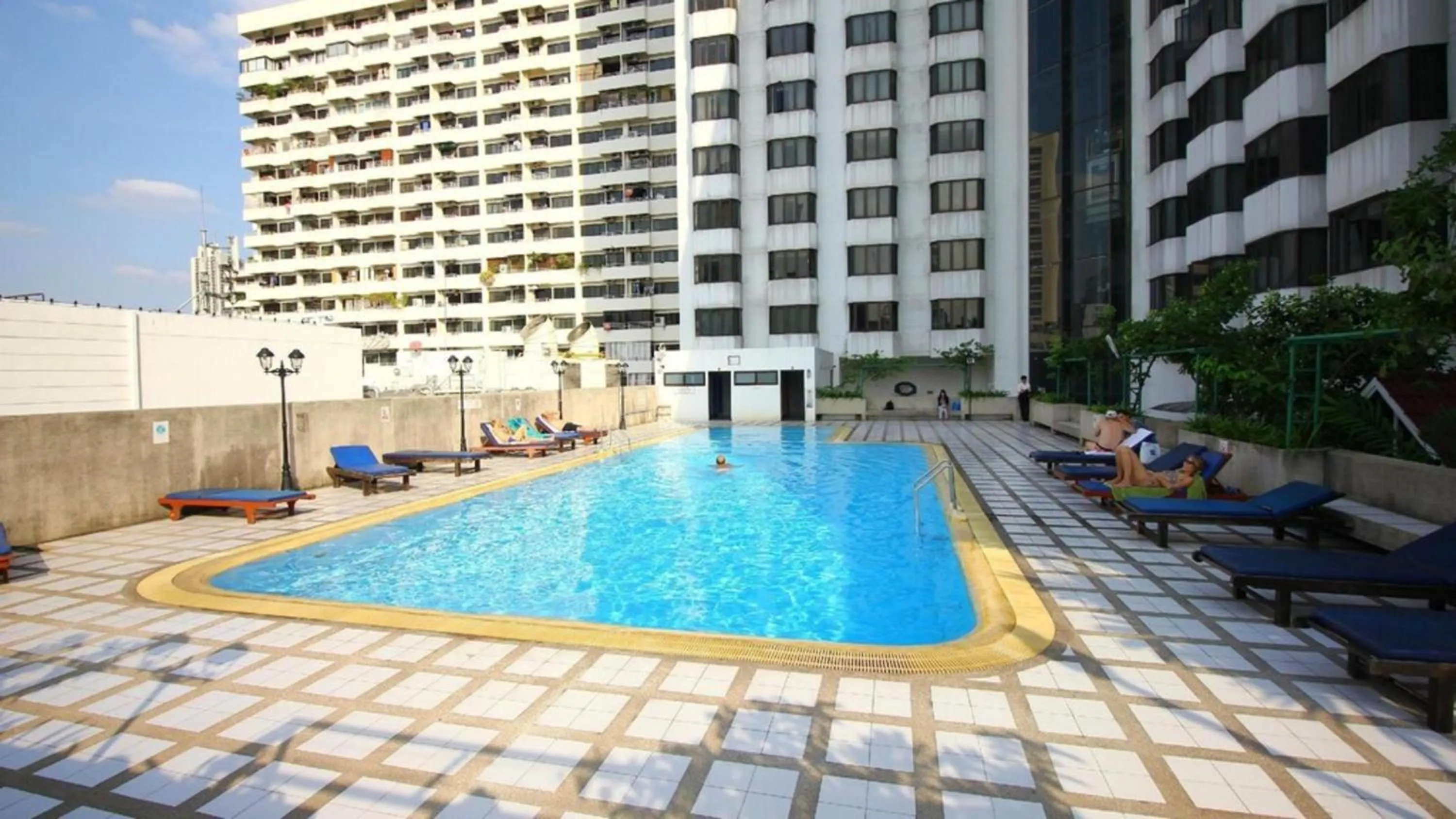 Swimming pool in Omni Tower Sukhumvit Soi 4 Direct Rooms