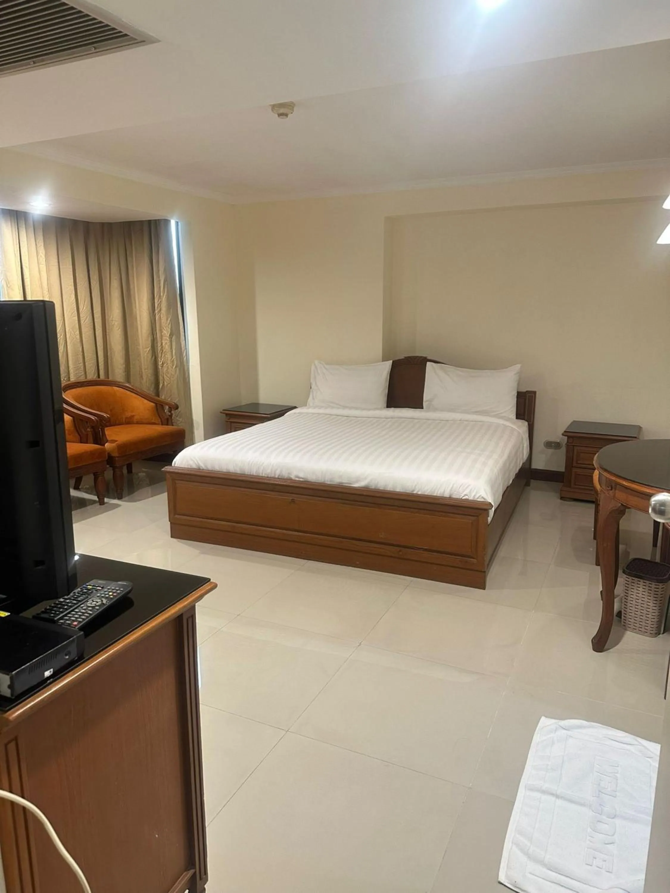 Bedroom, Bed in Omni Tower Sukhumvit Soi 4 Direct Rooms
